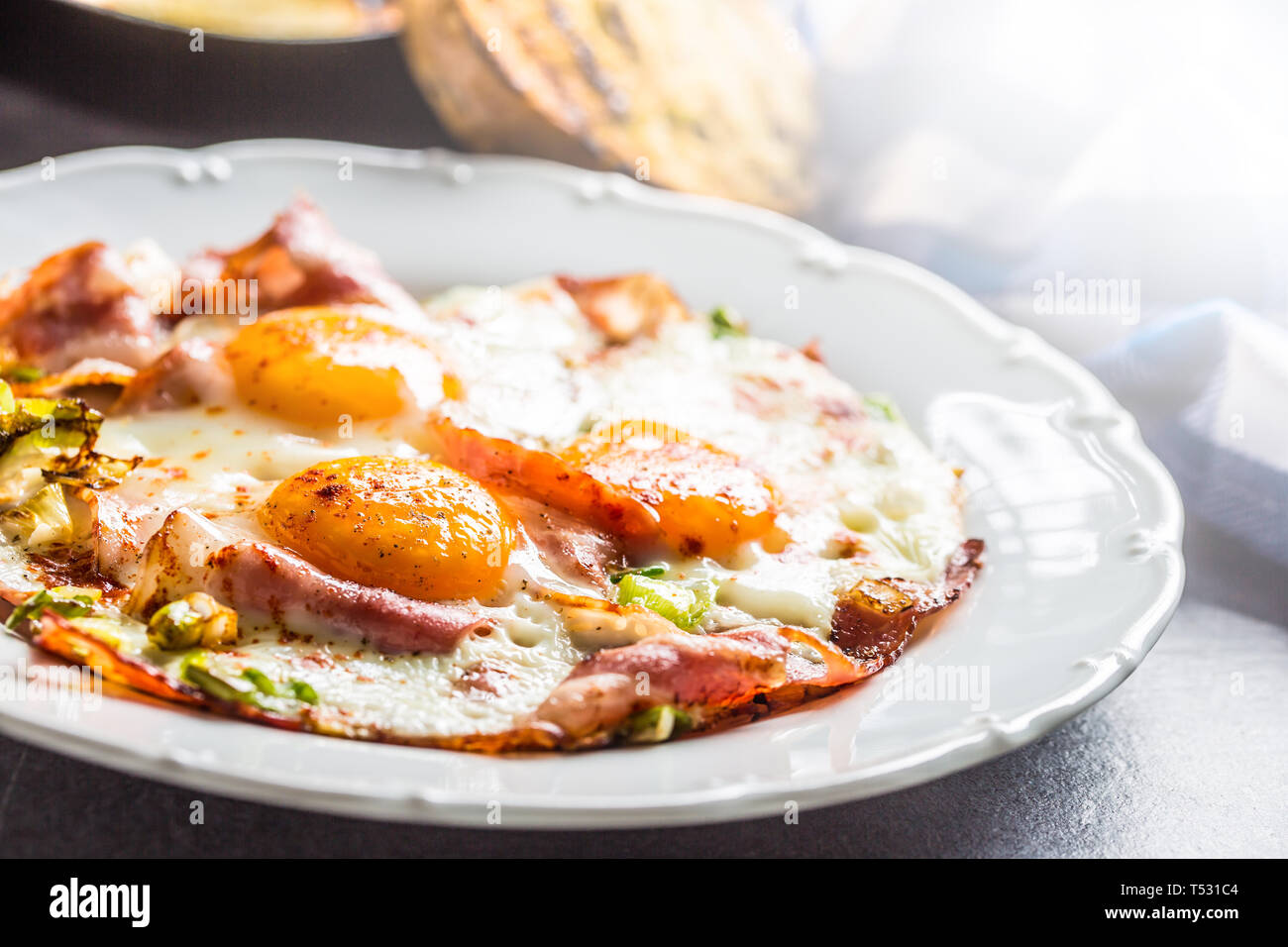 Petit-déjeuner anglais eggson jambon et bacon frit plaque blanche. Banque D'Images