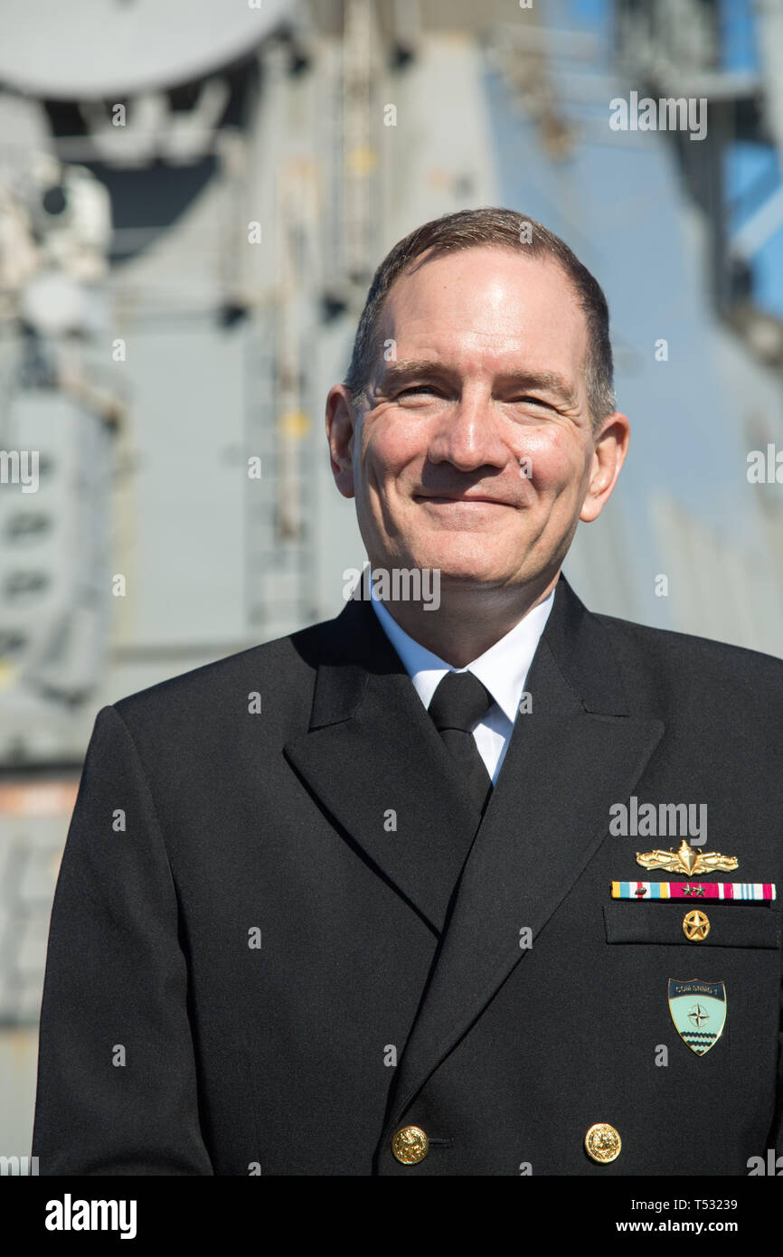 Le Contre-amiral Edward Cashman, United States Navy, commandant du SNMG1 sur l'US Navy de la classe Arleigh Burke destroyer lance-missiles USS gravement (DDG-107), flagsh Banque D'Images