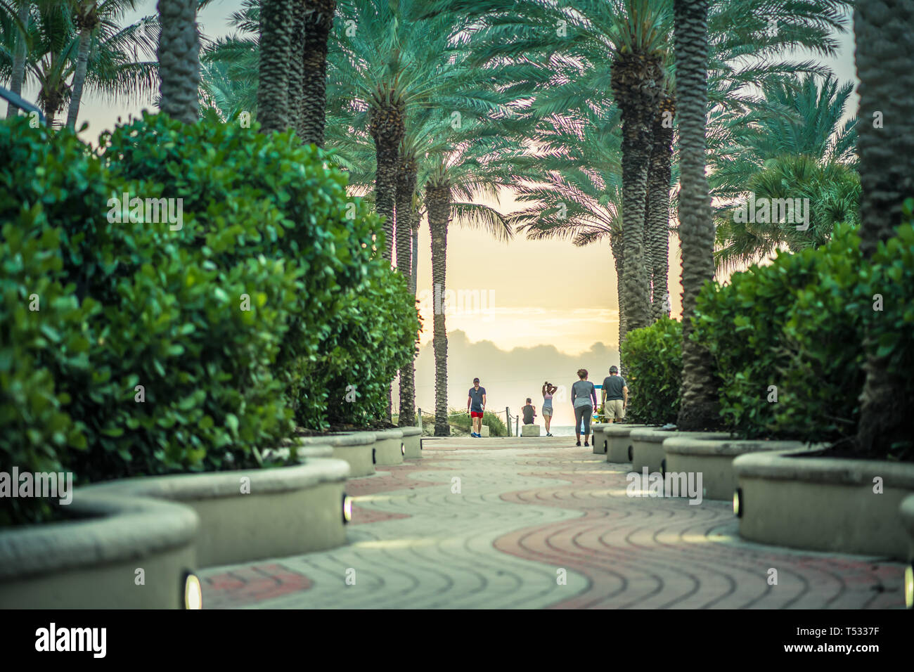 Vers South Beach Boardwalk joggeurs tôt le matin et l'exercice Banque D'Images