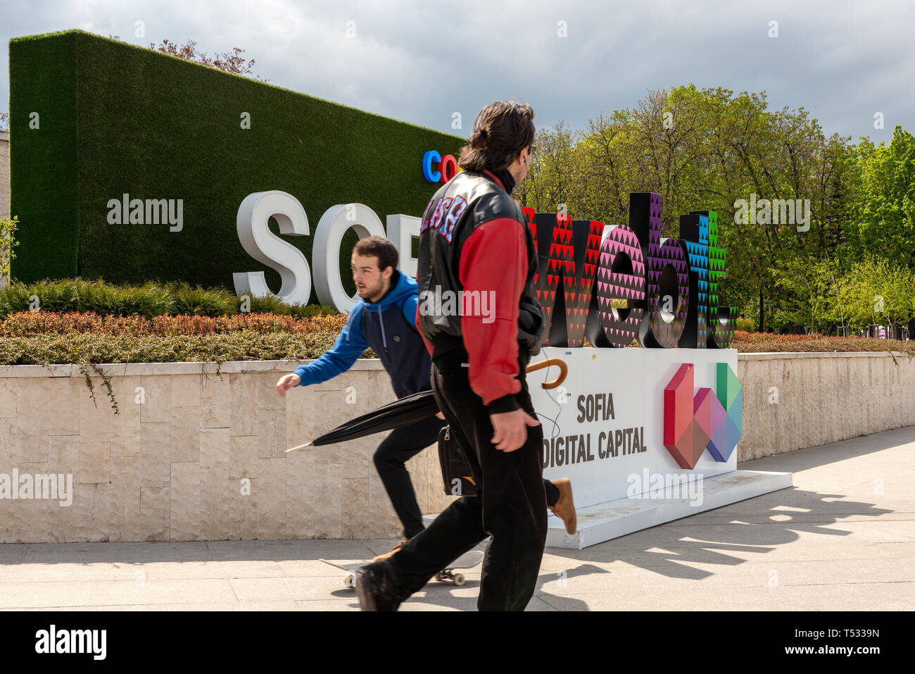 Sofia Bulgarie. 18 avril 2019. Les gens qui passent par une publicité billboard pour le Webit Festival - et l'innovation de l'Europe de 2019. L'événement tech Banque D'Images