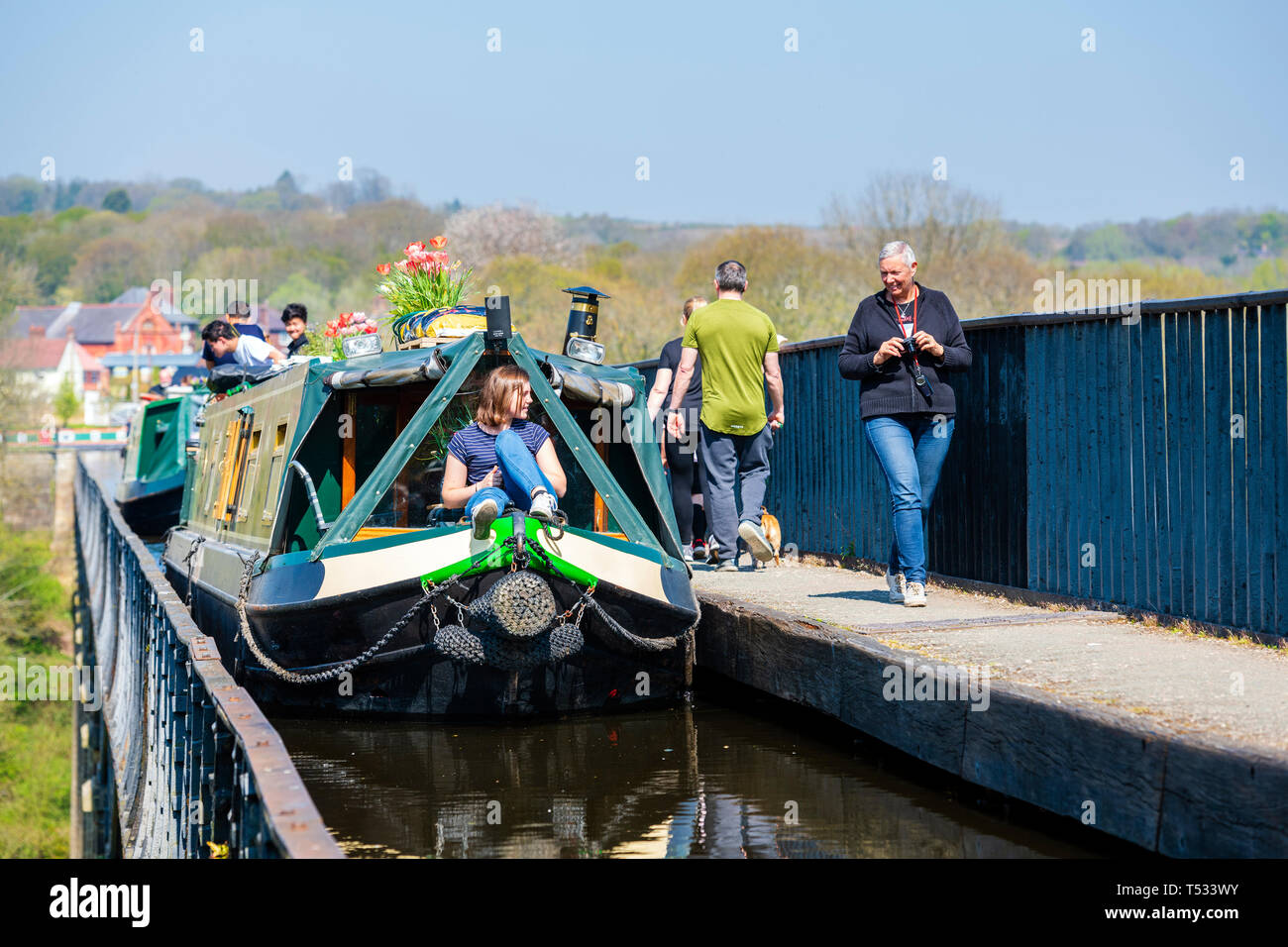 Une traversée en bateau du canal de Llangollen près de Llangollen. Aqueduc de Pontcysyllte, Pays de Galles, Royaume-Uni. Famille bénéficiant d'un voyage en bateau sur l'étroite du canal de Shropshire Union. Banque D'Images