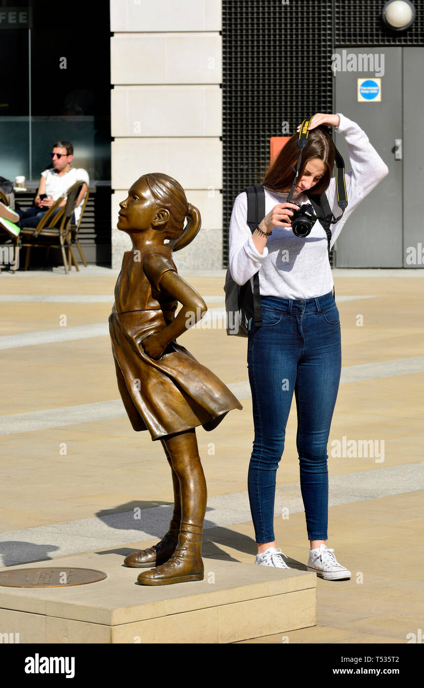 Londres, Angleterre, Royaume-Uni. Fearless 'Girl' statue (Kristen Visbal, 2019) copie de l'original (2017) à New York. Dévoilé à Paternoster Square par State Street Banque D'Images