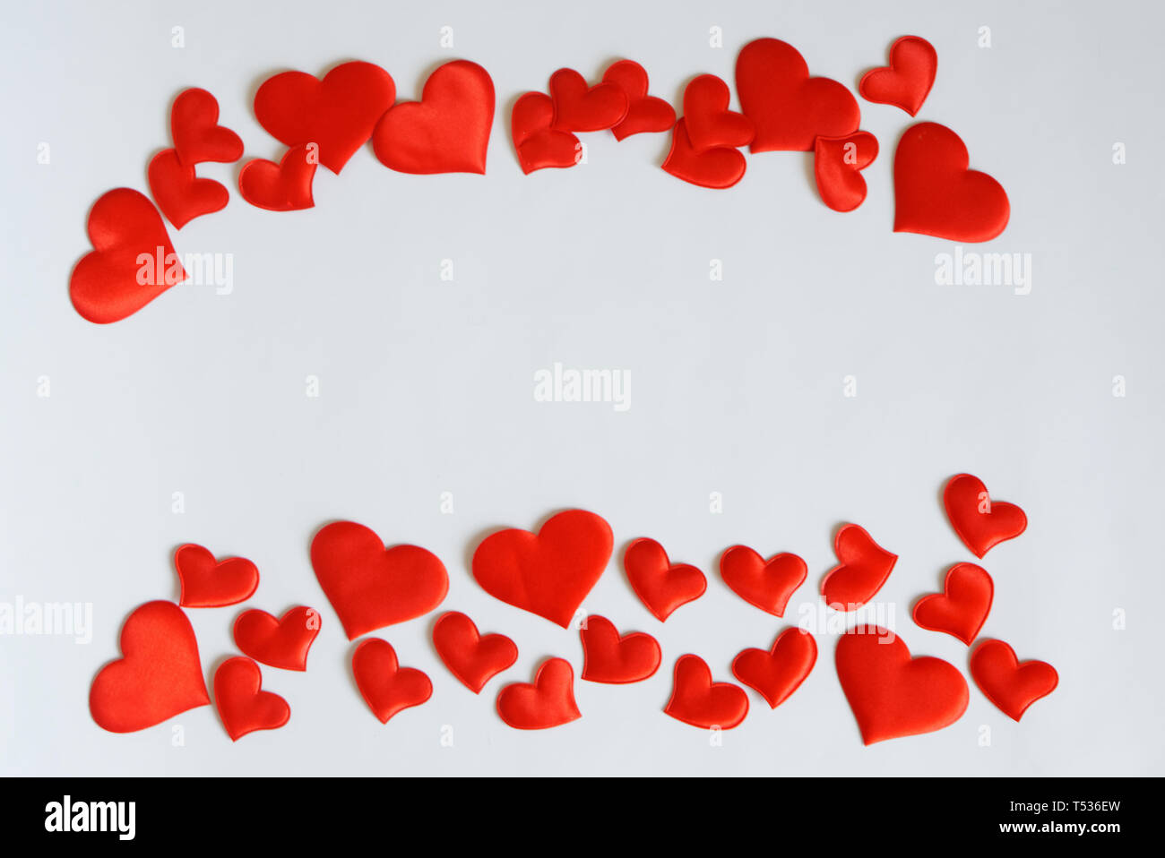 Coeurs rouges encadrent une feuille blanche. L'espace libre pour l'enregistrement de messages d'amour Saint Valentin et confessions. Modèle, la forme. Banque D'Images