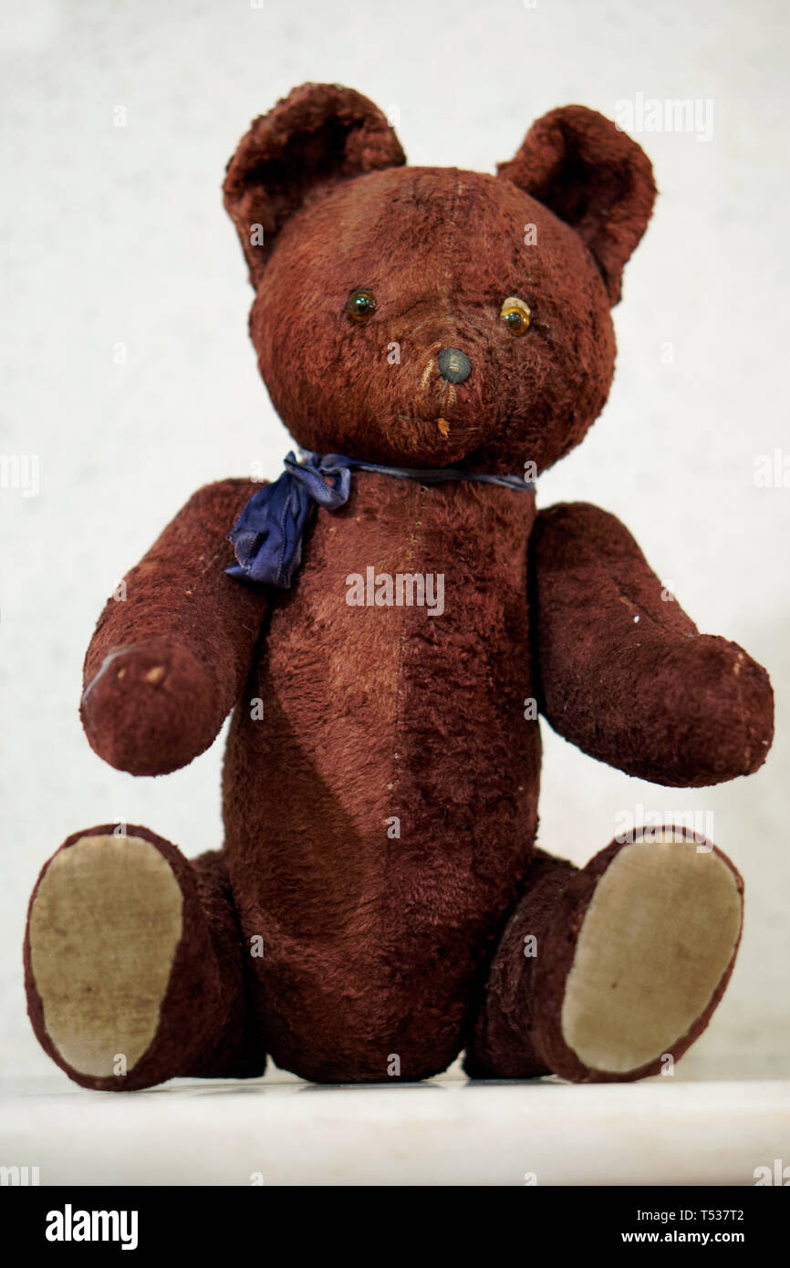 Jouet Ancien - un vintage plush ours brun est assis sur le rebord. L'objet du passé. Banque D'Images