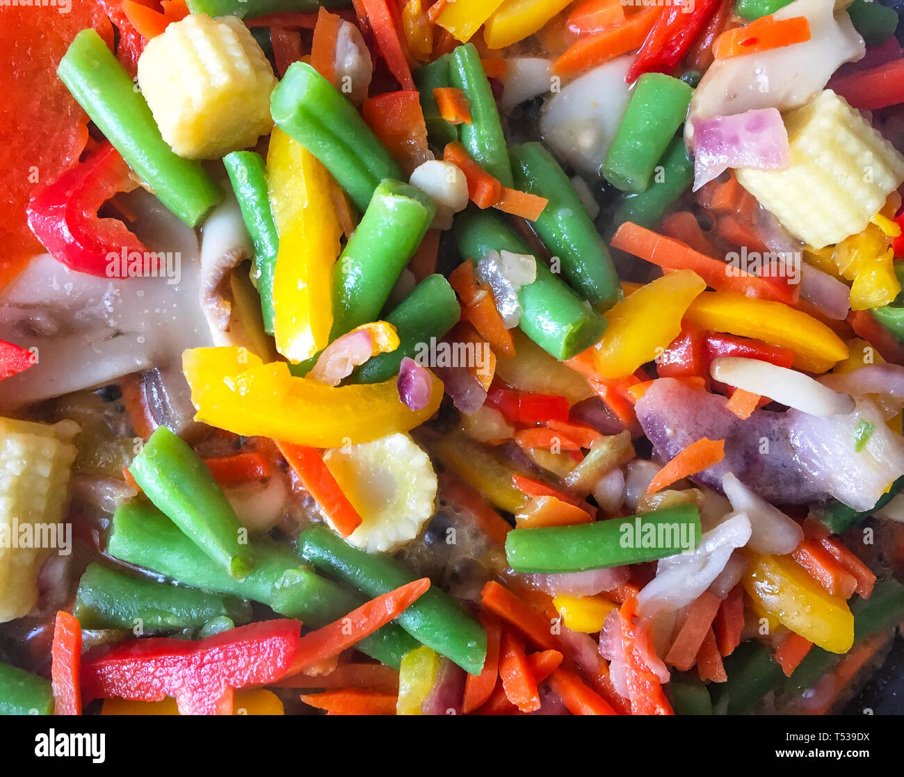 Tranches de légumes frais sont mijotée dans une casserole. Close-up. Fond de légumes Banque D'Images