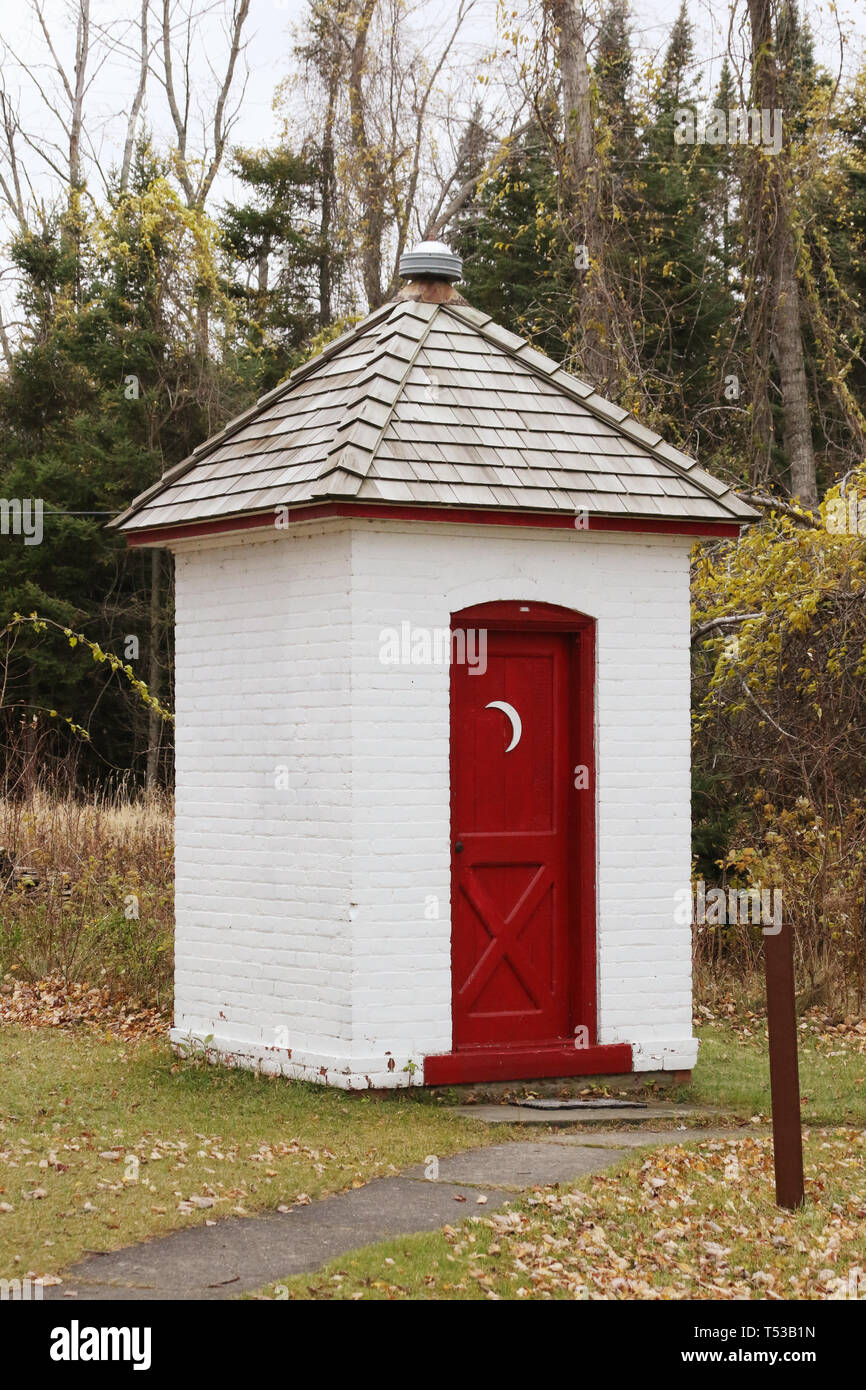 Toilettes ou latrines à Sturgeon Point Lighthouse. Sur le lac Huron. Sturgeon Point State Park. Essex Junction, Michigan, USA. Banque D'Images