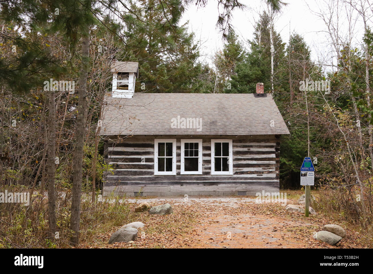 L'ancienne maison d'école Baily. 1907-1941. Une école en bois rond construite en 1907. Il fait maintenant partie de Sturgeon Point State Park. Newport, Michigan, U Banque D'Images