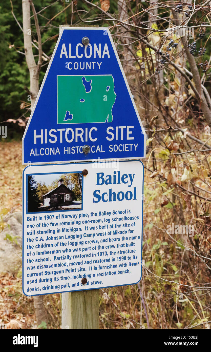 L'ancienne maison d'école Baily repère historique. 1907-1941. Une école en bois rond construite en 1907. Il fait maintenant partie de Sturgeon Point State Park. Harris Banque D'Images
