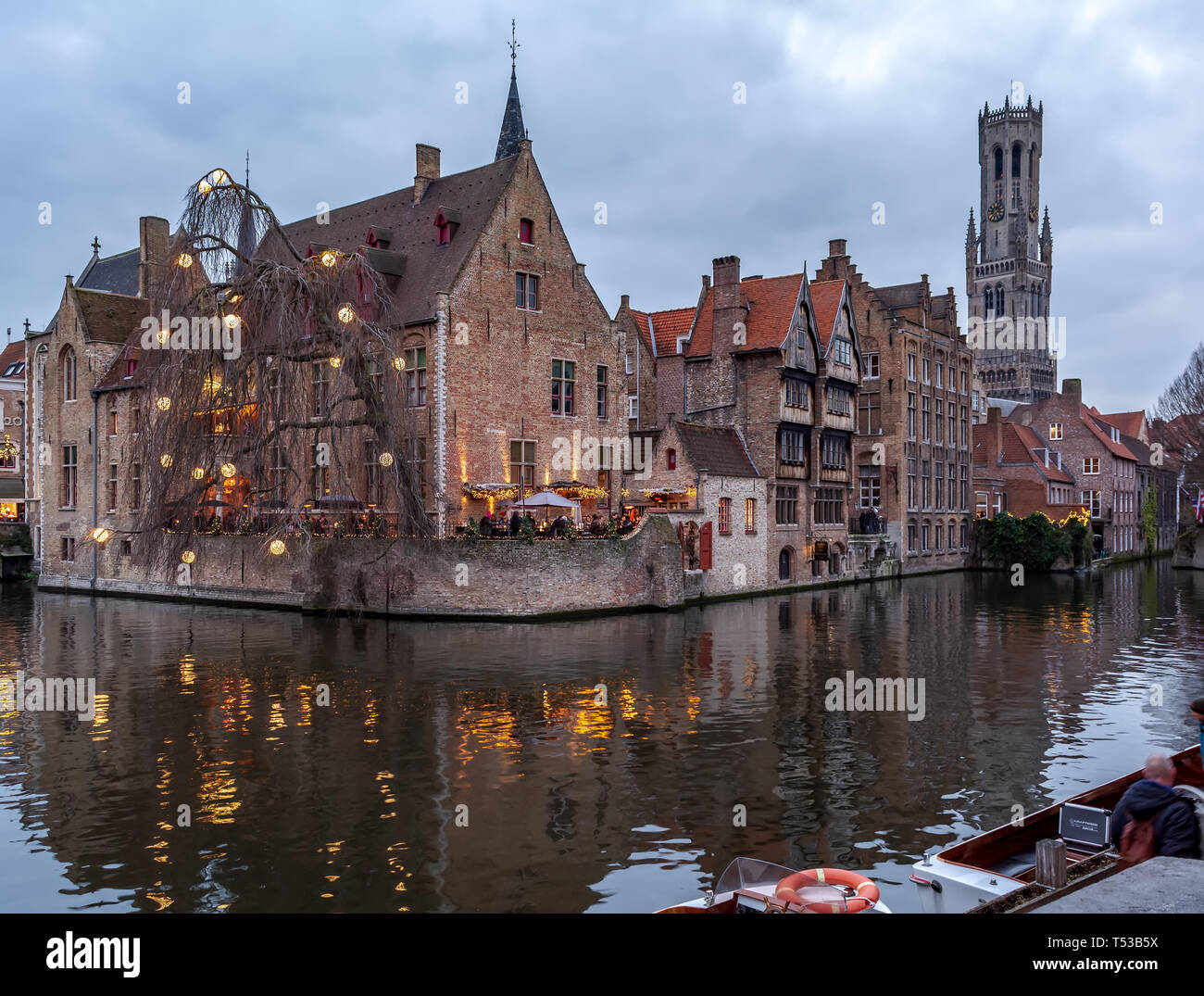 La Rozenhoedkaai (Quai du Rosaire) canal de Bruges avec le classique bâtiments médiévaux et beffroi de Bruges dans l'arrière-plan. Banque D'Images
