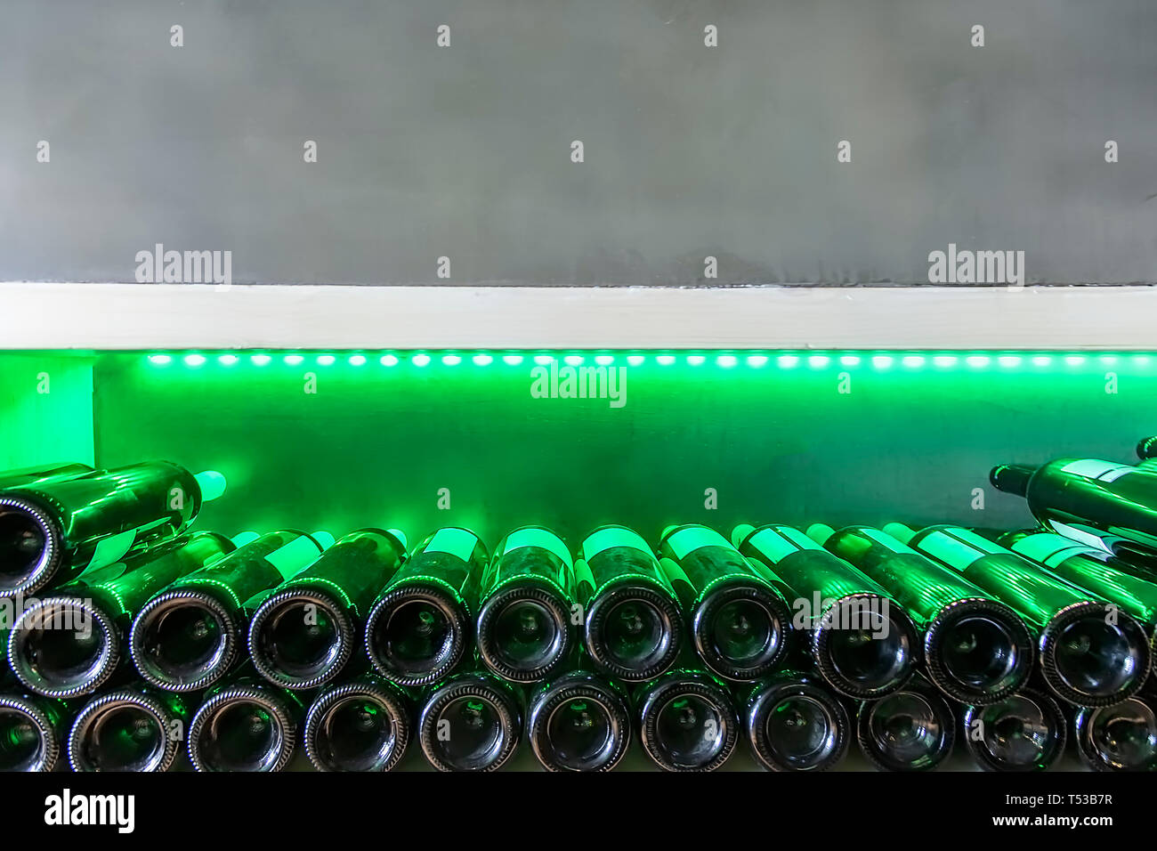 Des bouteilles de vin éclairé LED sur l'écran . Image Banque D'Images