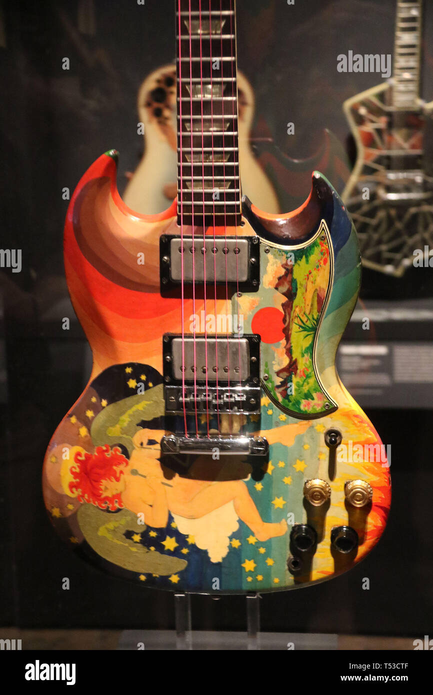 20 avril 2019 - New York City, New York, États-Unis - 'LE FOU' Gibson SG guitare électrique avec illustration de Marijke Koger et Simon Posthuma utilisé par Eric Clapton, crème à la 'Play It Loud : instruments de Rock and Roll' pièce eu lieu au Metropolitan Museum of Art (crédit Image : © ZUMA/Kaszerman Nancy fil) Banque D'Images