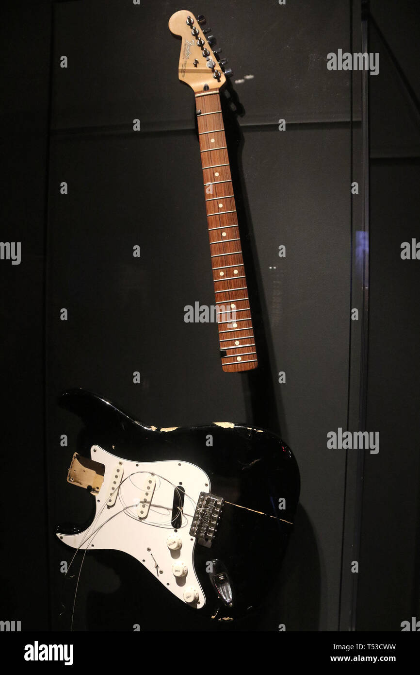 20 avril 2019 - New York City, New York, États-Unis - STRATOCASTER Gaucher  Fender Guitare électrique détruit par Kurt Cobain de Nirvana au cours de la  tour 1993, à l'affiche au 'Play