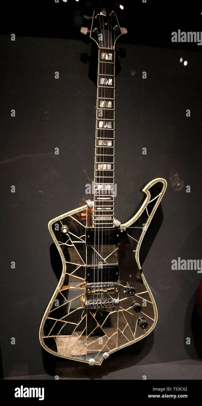 20 avril 2019 - New York City, New York, États-Unis - '12.2005-MIRROR  ICEMAN' Ibanez Guitare électrique utilisé par Paul Stanley de KISS sur  l'affichage à l 'Play It Loud : instruments de