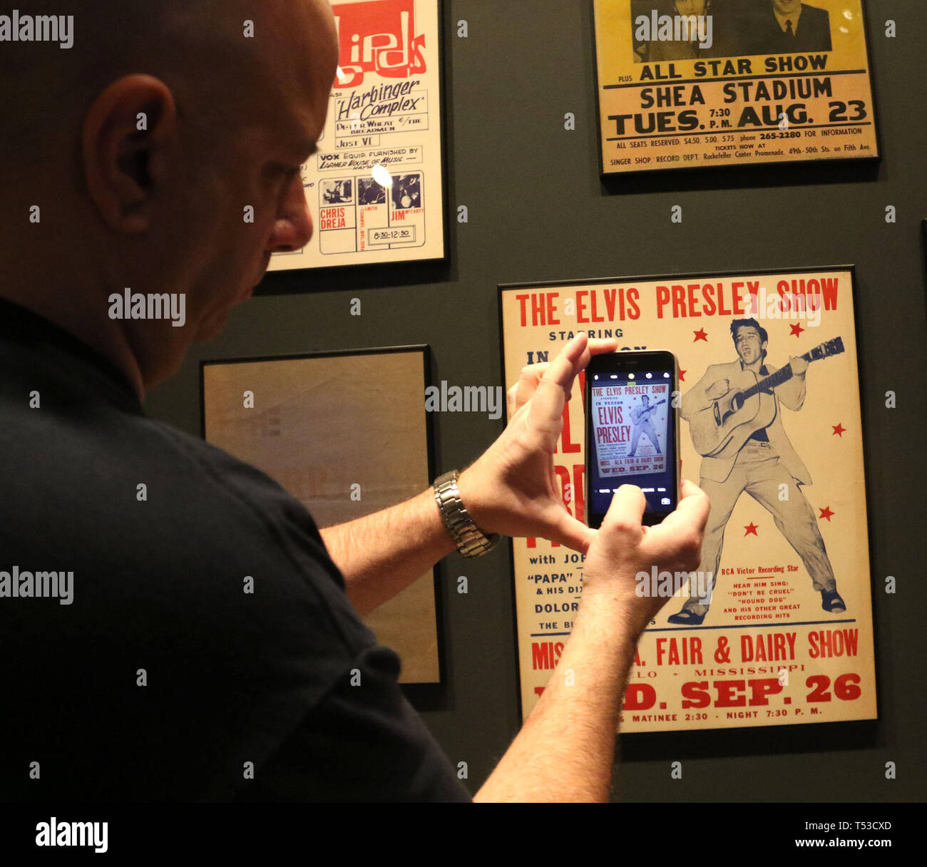 20 avril 2019 - New York City, New York, États-Unis - un musée goer prend une photo d'un concert d'Elvis Presley poster sur l'affichage à l 'Play It Loud : instruments de Rock and Roll' pièce eu lieu au Metropolitan Museum of Art (crédit Image : © ZUMA/Kaszerman Nancy fil) Banque D'Images 20 avril 2019 - New York City, New York, États-Unis - un musée goer prend une photo d'un concert d'Elvis Presley poster sur l'affichage à l 'Play It Loud : instruments de Rock and Roll' pièce eu lieu au Metropolitan Museum of Art (crédit Image : © ZUMA/Kaszerman Nancy fil) Banque D'Images
