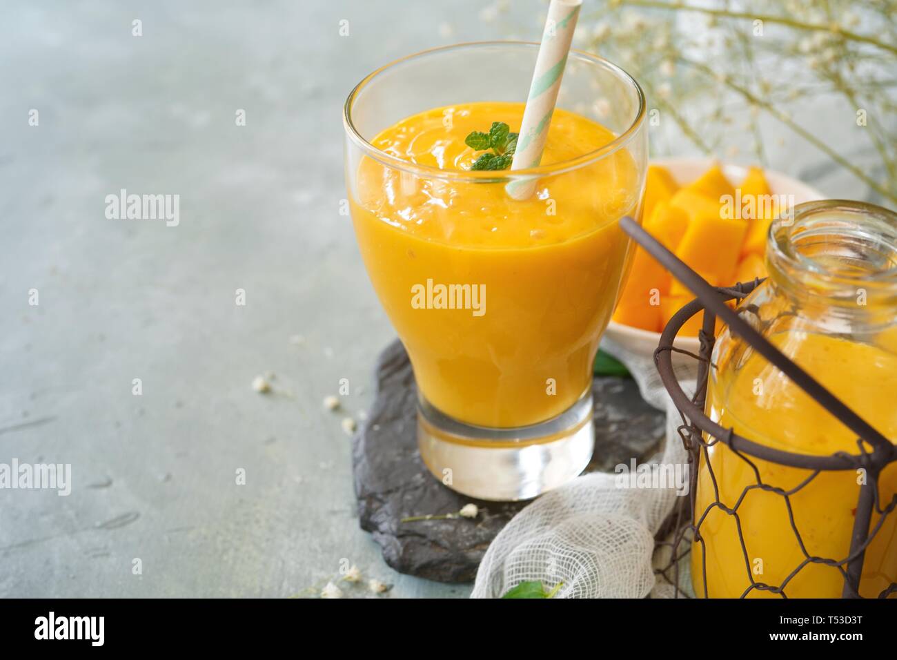 Lassi à la Mangue / mangue indien boisson au yogourt, selective focus Banque D'Images