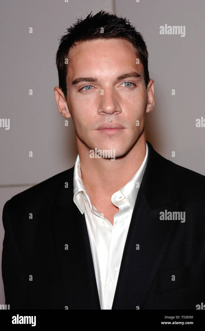 LOS ANGELES, CA. 08 décembre 2005 : l'Acteur JONATHAN RHYS-MEYERS au Los Angeles première de son nouveau film Match Point. © 2005 Paul Smith / Featureflash Banque D'Images