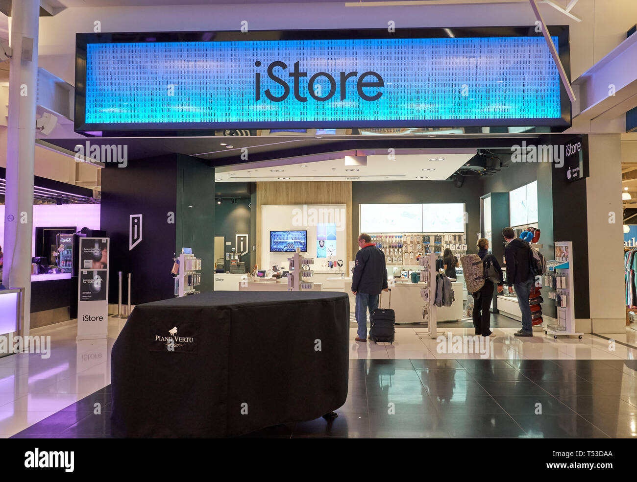 Montréal, Canada - 4 octobre 2018 : Apple Istore entrée avec les gens dans la zone duty free à l'aéroport de Montréal YUL Banque D'Images