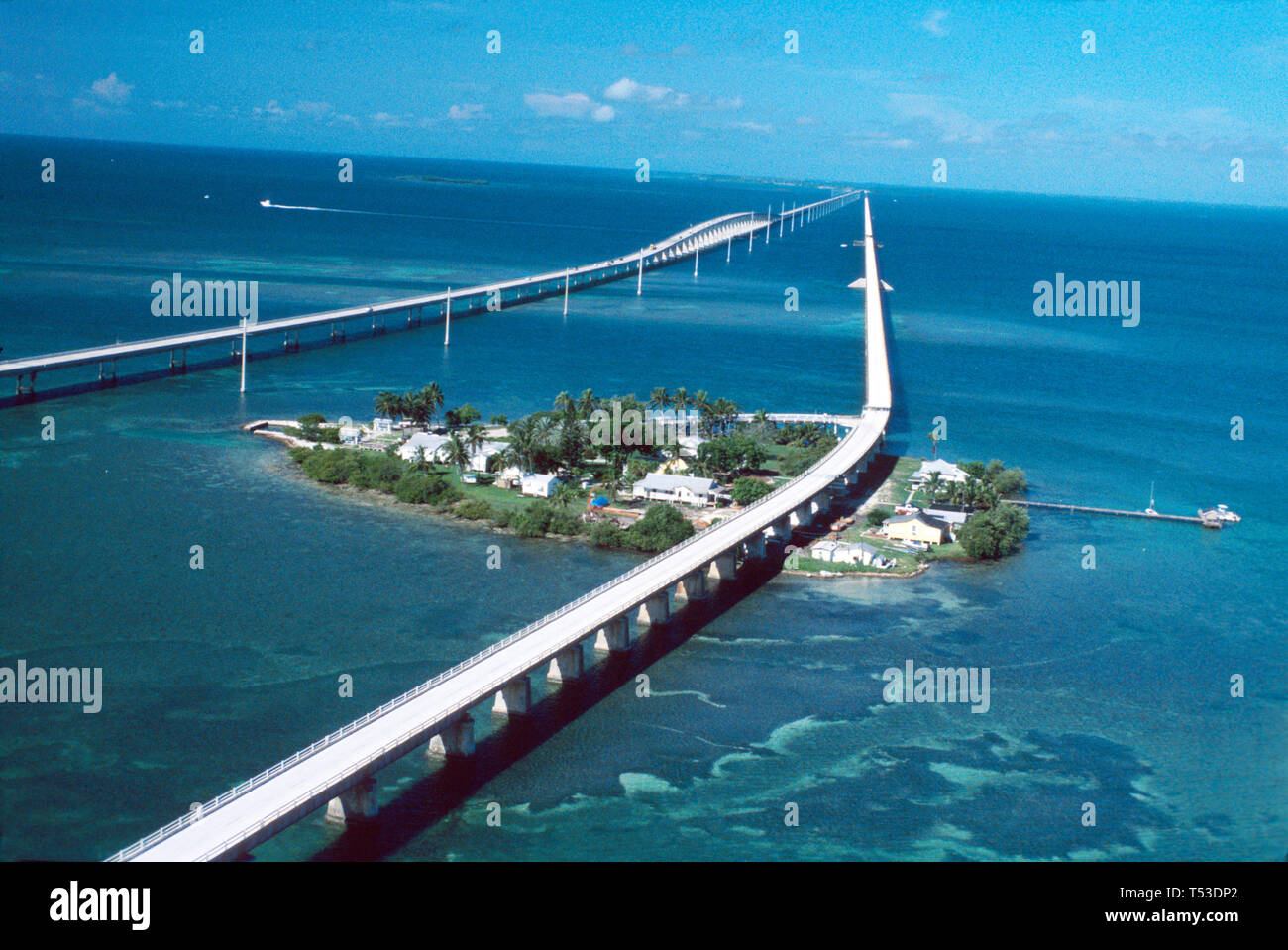 Florida Keys, Pigeon Key, vue vers l'ouest sur le pont de sept miles, pont supérieur, liaison, connexion, sur la gauche US Highway route 1 Old Seven Mile Bridge, pont supérieur, liaison, Banque D'Images