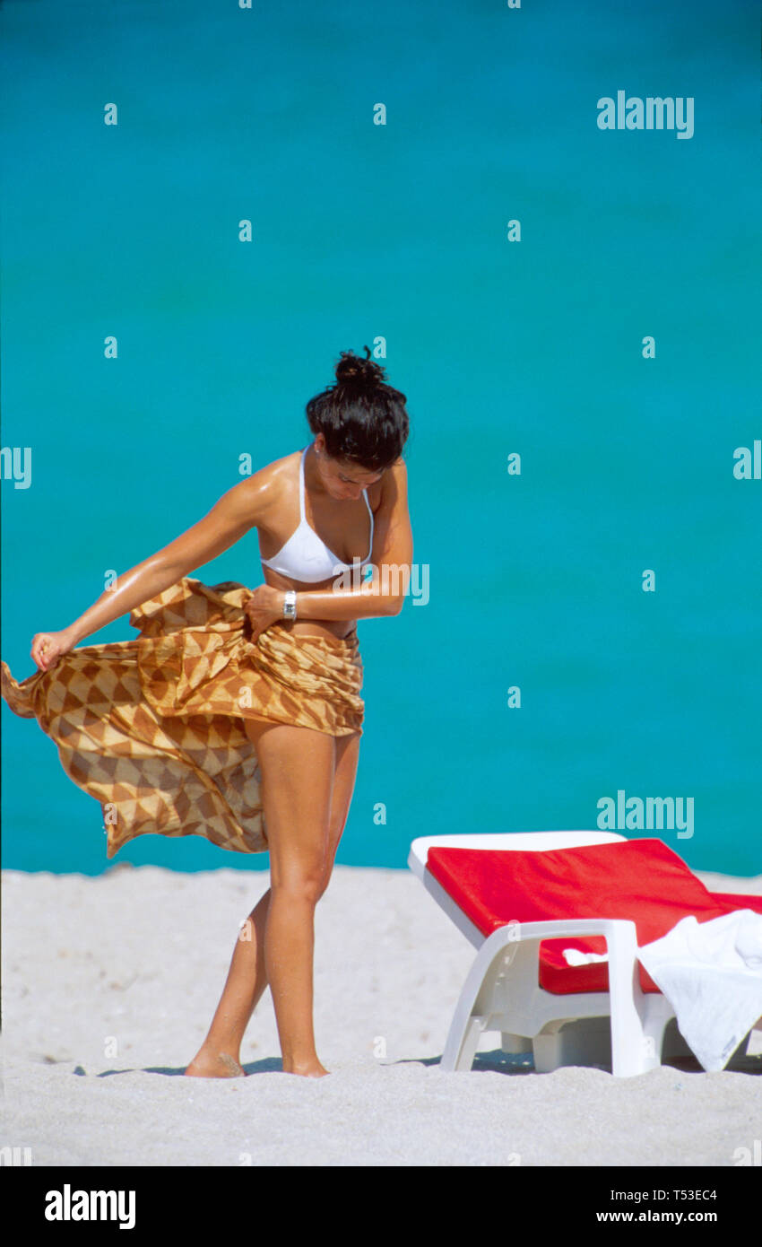 Miami Beach Florida,Atlantic Shore femme,femme,femme,femme,en bikini s'enveloppant avec les plages de plage, sable, surf, serviette, les visiteurs voyage touristique touris Banque D'Images