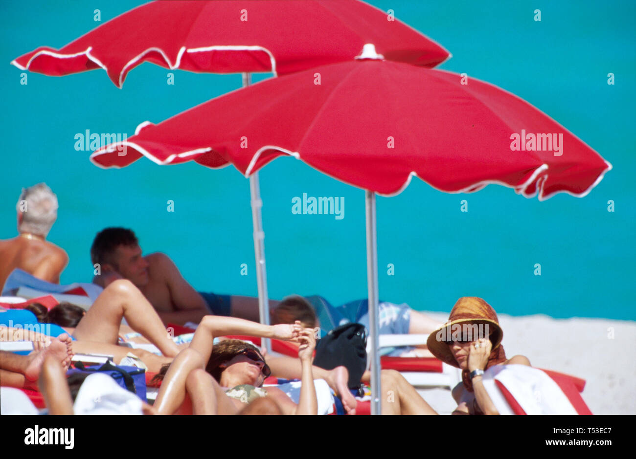 Miami Beach Florida, Atlantic Ocean Red plage de location, sable, surf, parasols, bains de soleil, FL148 Banque D'Images