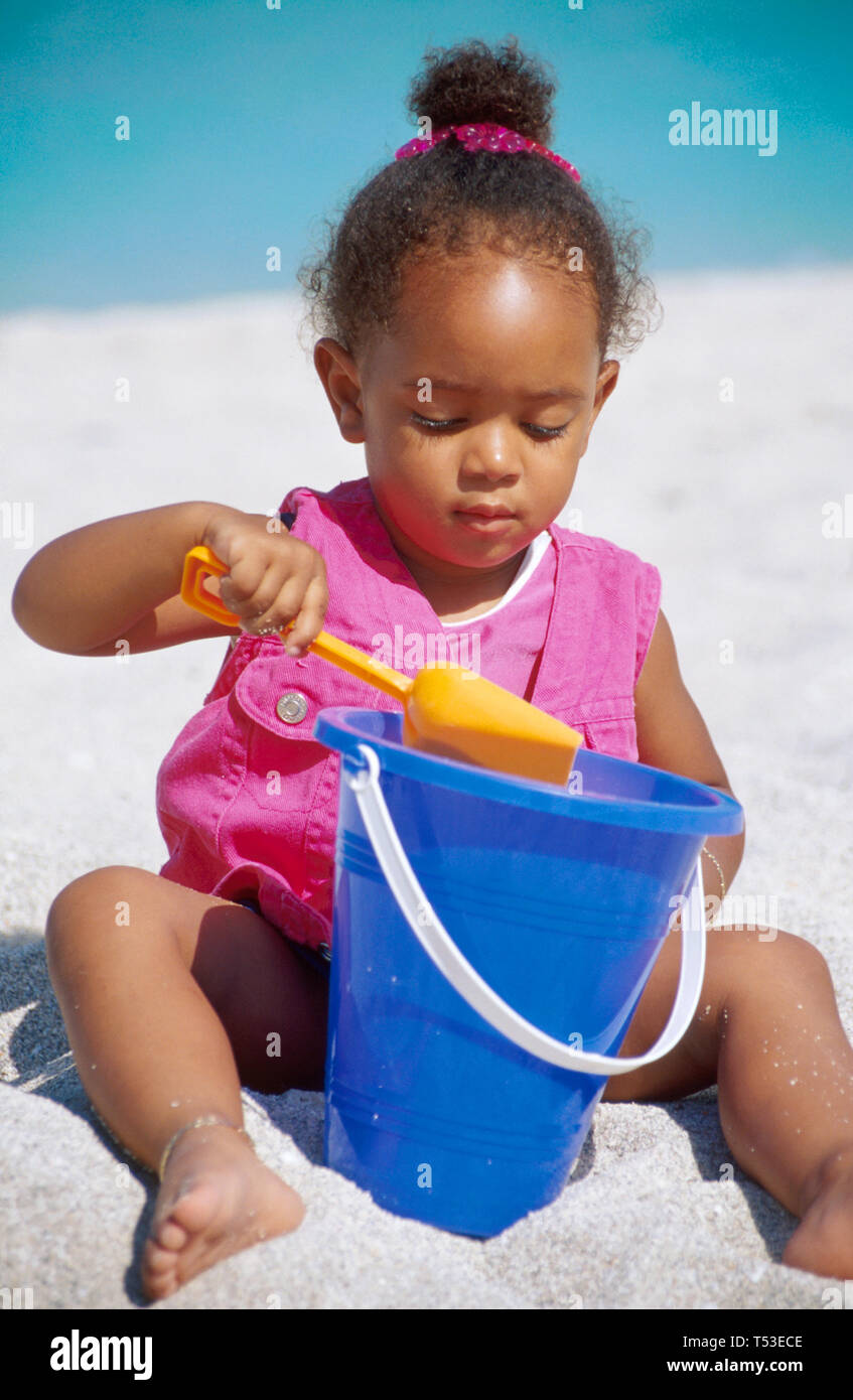 Miami Beach Florida, Atlantic Ocean Shore, femmes noires, tout-petits joue avec une pelle et un seau plage publique, sable, sable, surf, FL150 Banque D'Images