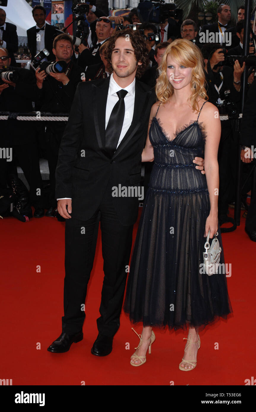 CANNES, FRANCE. 21 mai 2005 : la chanteuse Josh Groban et petite amie l'actrice JANUARY JONES lors de la cérémonie de remise des prix et projection d'Chromophobia lors du 58e Festival International du Film de Cannes. © 2005 Paul Smith / Featureflash Banque D'Images