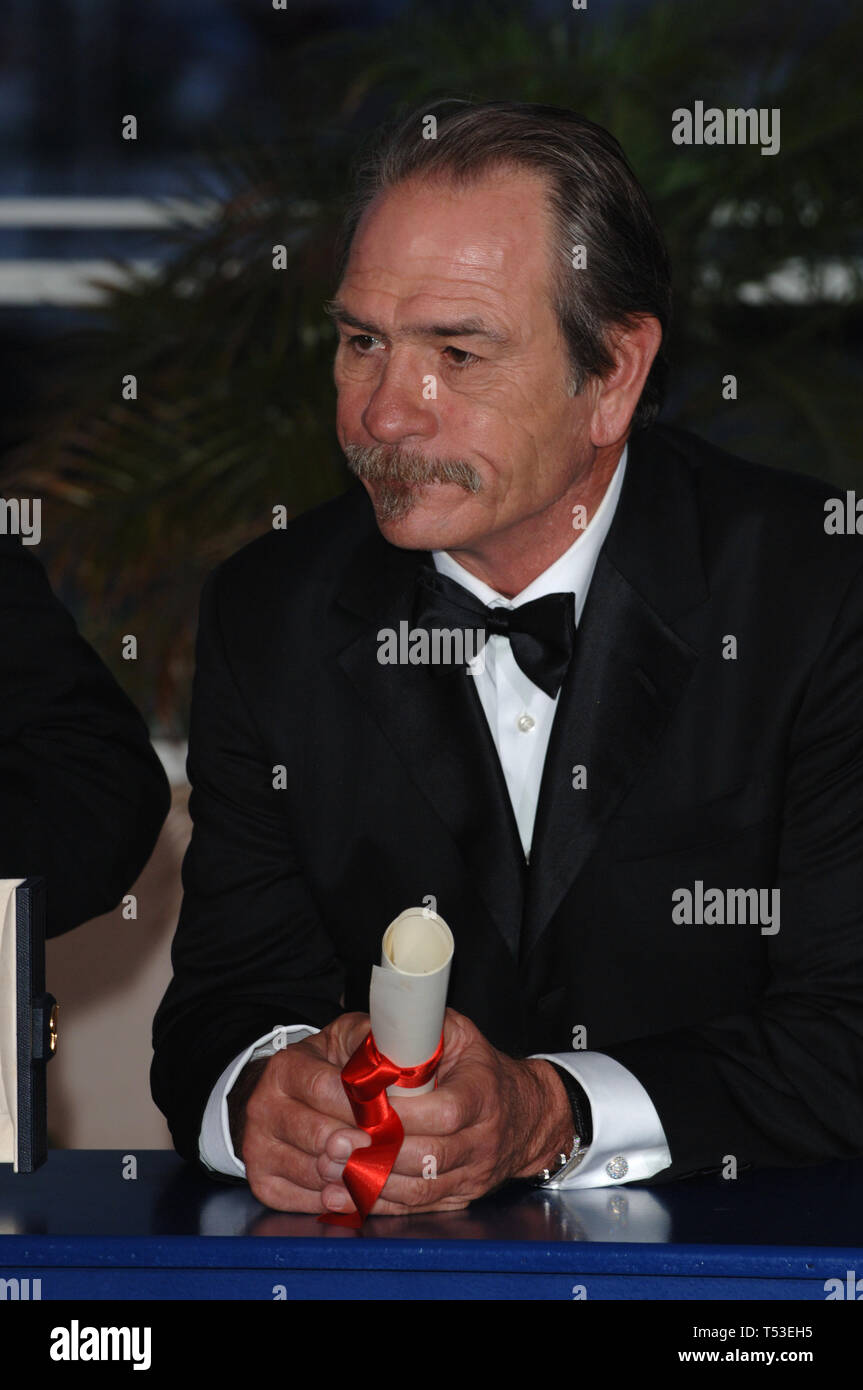 CANNES, FRANCE. 21 mai 2005 : l'Acteur Tommy Lee Jones, lauréat du Prix du Meilleur Acteur pour son film Les Trois Enterrements de Melquiades Estrada, à la cérémonie de remise des prix et projection d'Chromophobia lors du 58e Festival International du Film de Cannes. © 2005 Paul Smith / Featureflash Banque D'Images