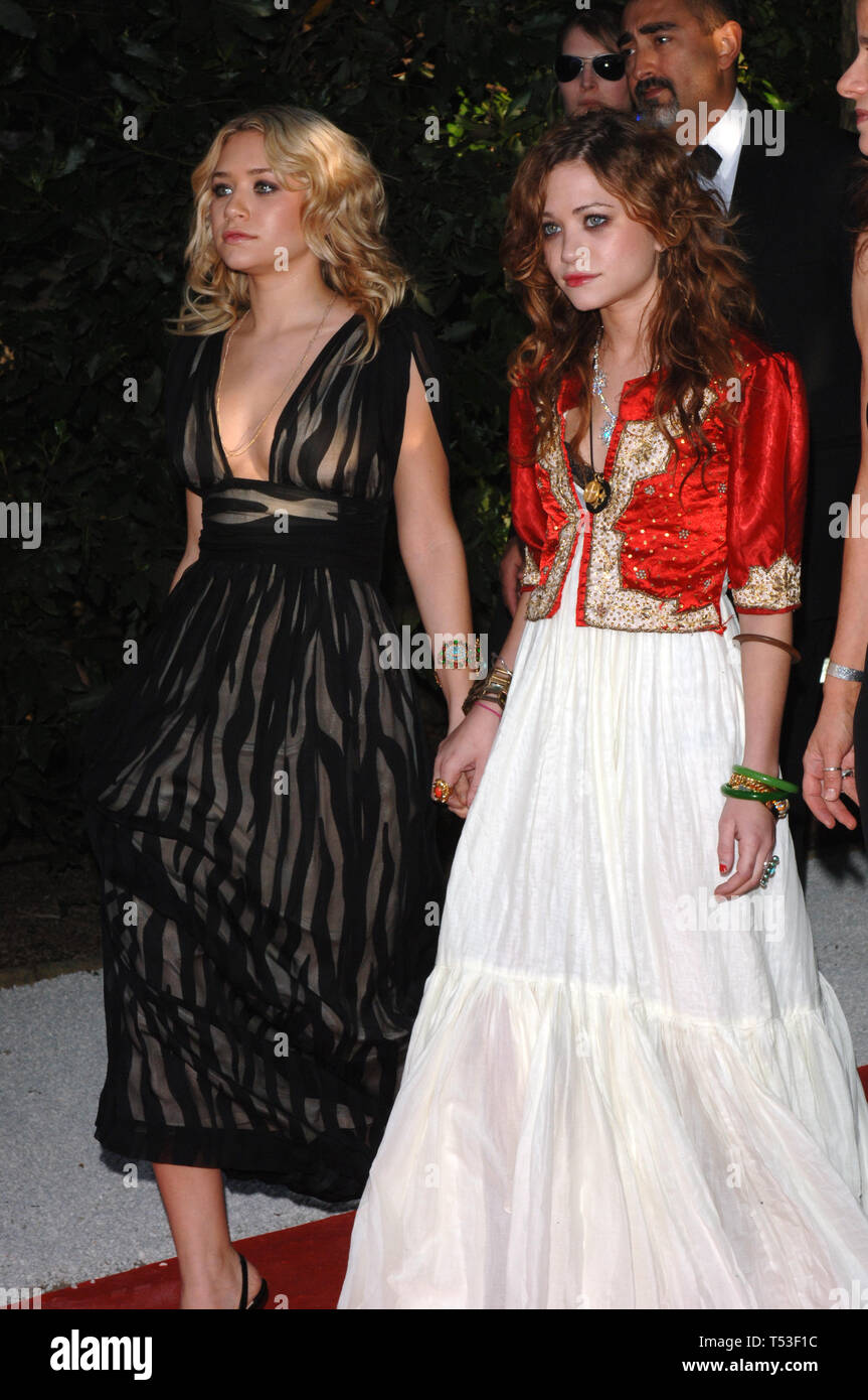 CANNES, FRANCE. 19 mai 2005 : Actrices MARY-KATE & Ashley Olsen au Gala de l'amfAR contre le sida au Moulin de Mougins Restaurant dans le sud de la France. Tha Gala est l'un des principaux événements du 58ème Festival International du Film de Cannes. © 2005 Paul Smith / Featureflash Banque D'Images
