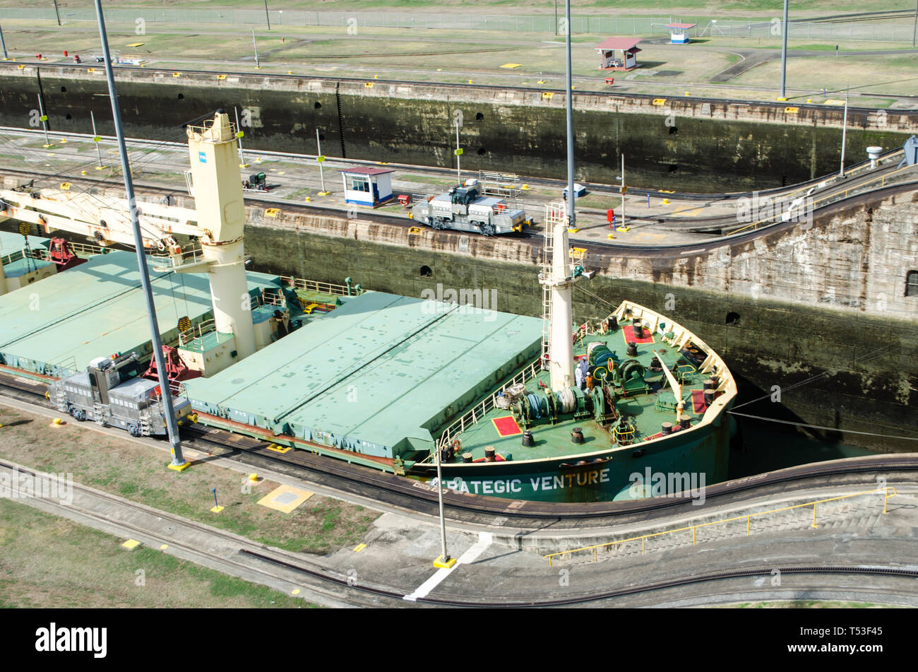 Les navires qui traversent le canal de Panama Banque D'Images