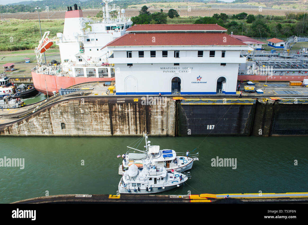 Les navires qui traversent le canal de Panama Banque D'Images
