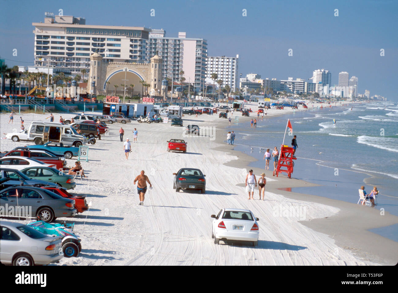 Florida Atlantic Shore Daytona Beach plages, sable, surf, véhicules sur la plage publique plages, sable, sable, surf, vue de main Street Pier, les visiteurs Voyage travail Banque D'Images