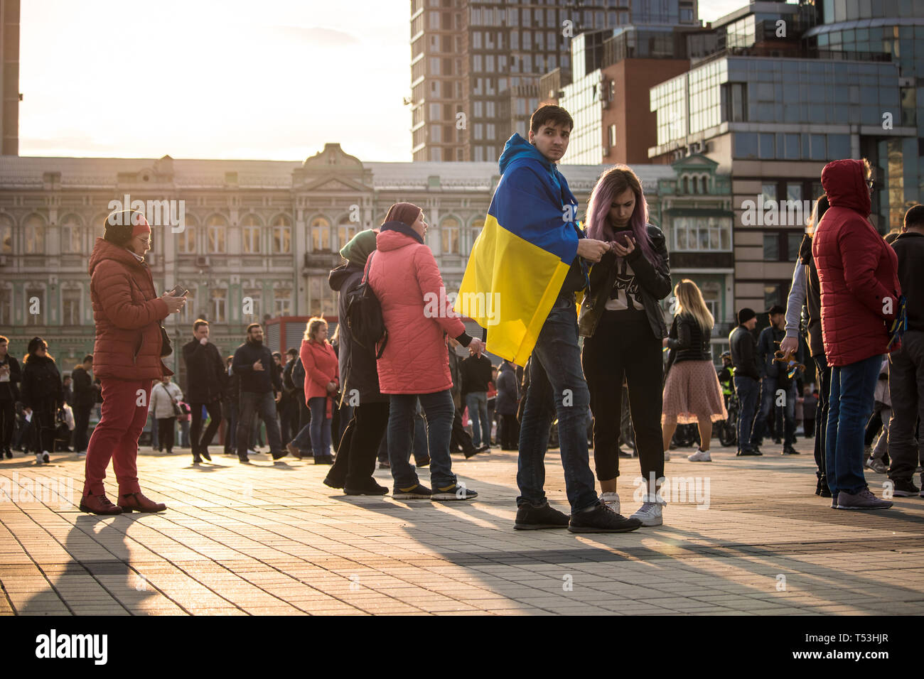 Un couple avec pavillon ukrainien debout à la place près de l'Olympiyskiy Stadium de Kiev au débat présidentiel. Banque D'Images