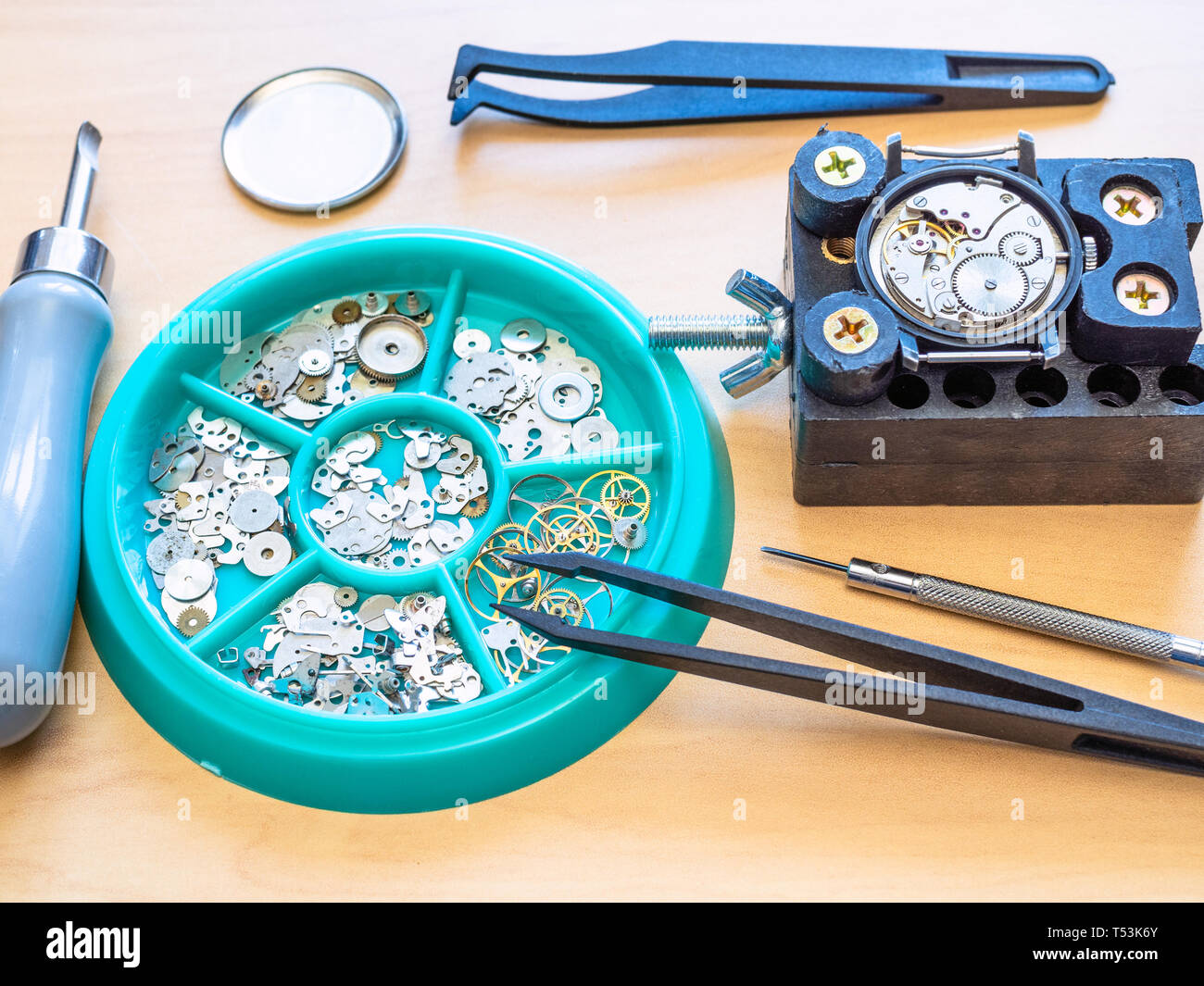 Divers outils de réparation de montre et de pièces de rechange sur la table dans l'atelier Banque D'Images