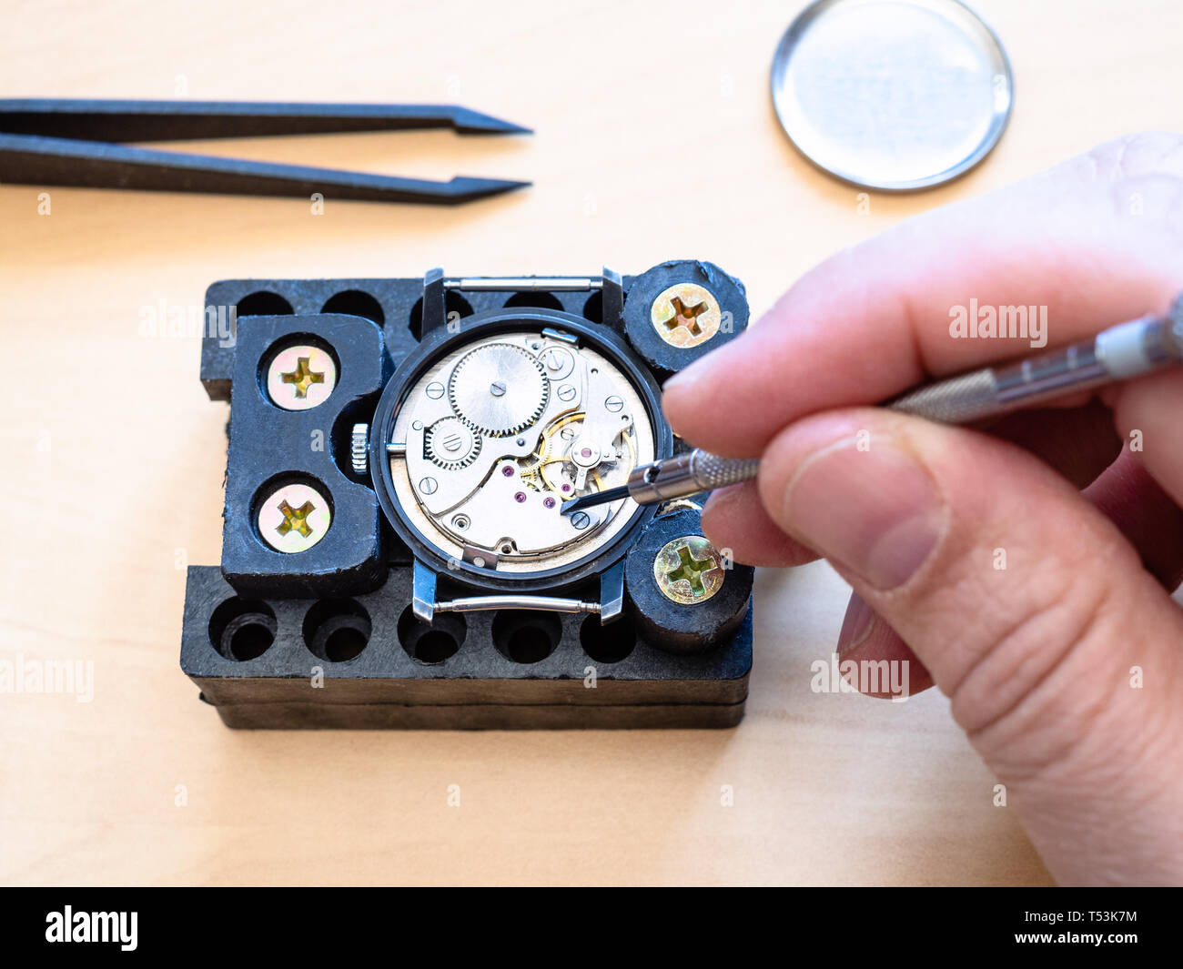 Vue de dessus du mécanisme d'horloger corrige montre mécanique dans le support sur le tableau de l'atelier, Close up Banque D'Images