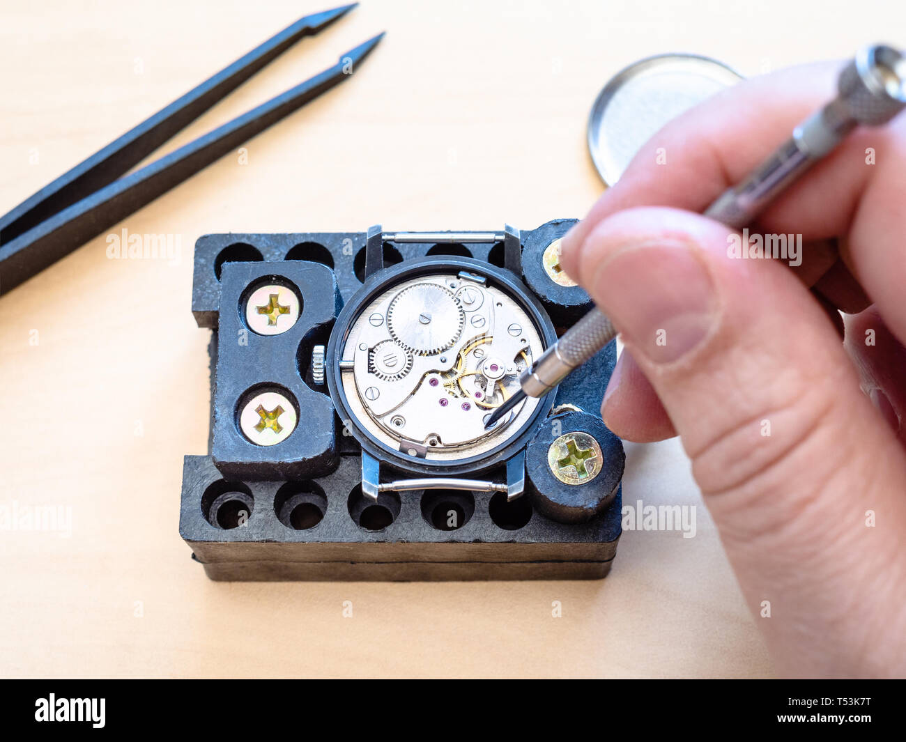 Vue de dessus d'horloger horlogerie montre mécanique de corrections dans le support sur le tableau de l'atelier, Close up Banque D'Images