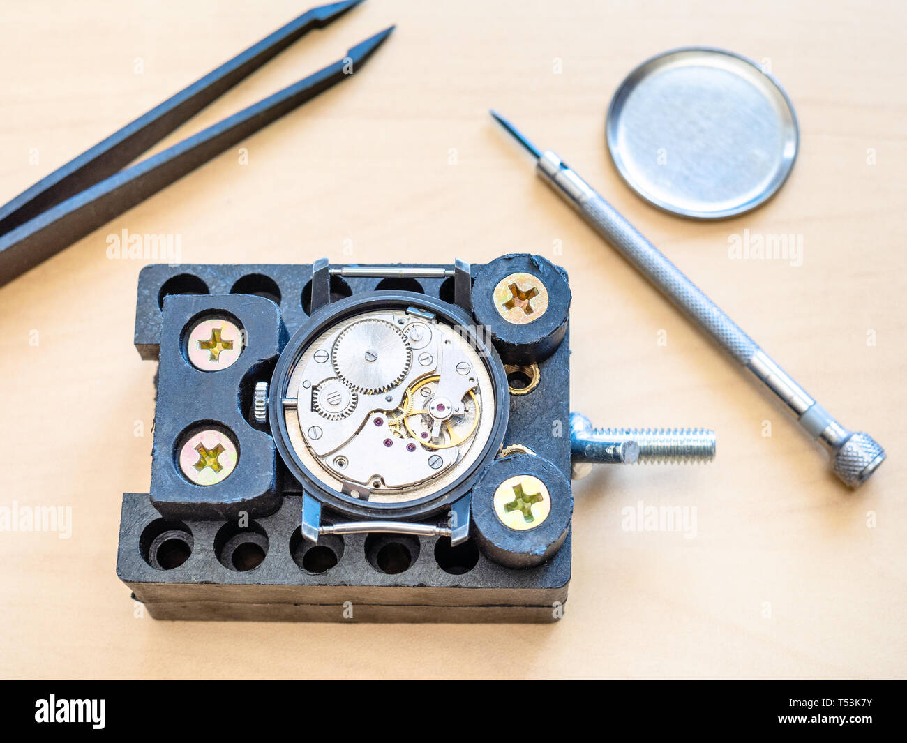 Vue de dessus montre mécanique dans le support prêt pour la réparation en atelier sur la table Banque D'Images