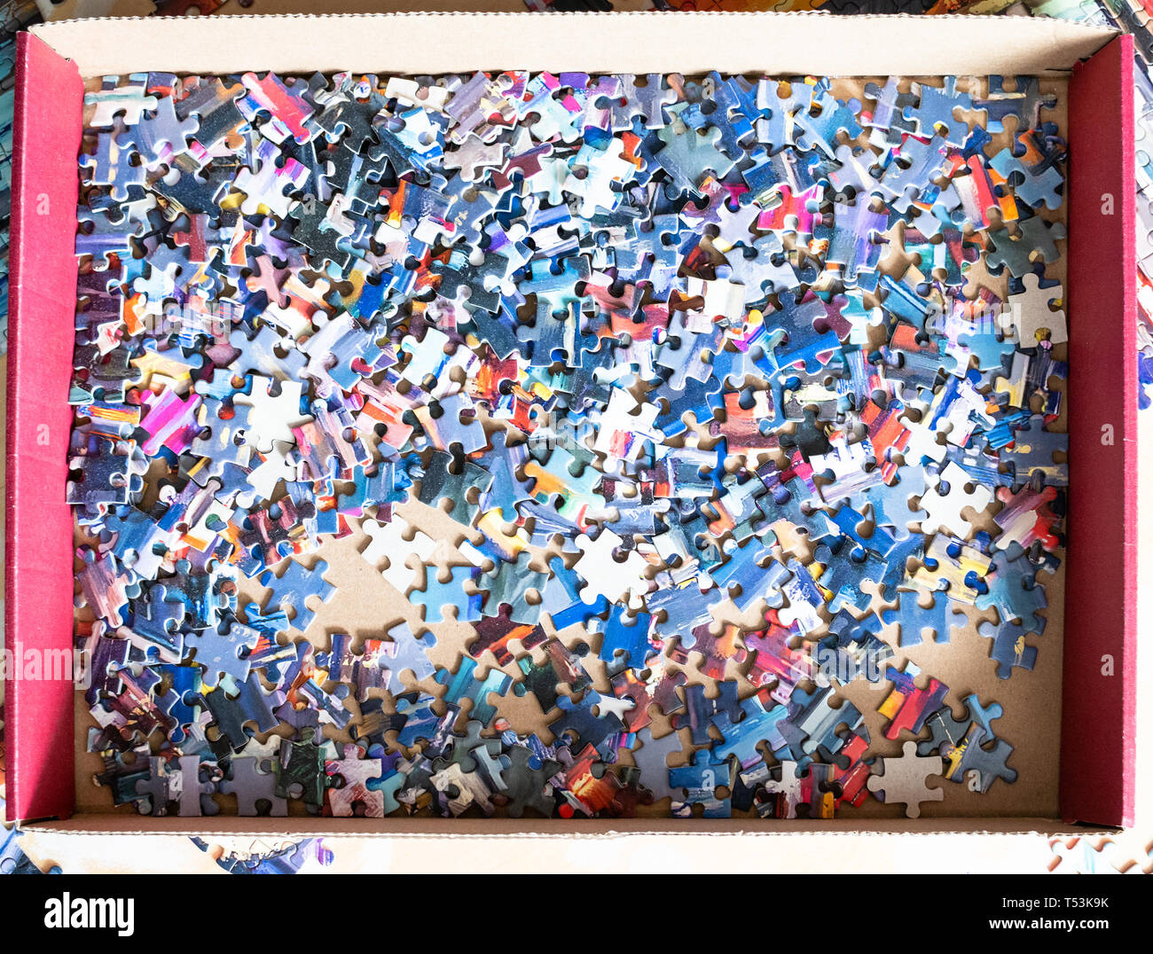 Vue de dessus de la boîte avec la démonté jigsaw puzzle jeu sur table Photo  Stock - Alamy