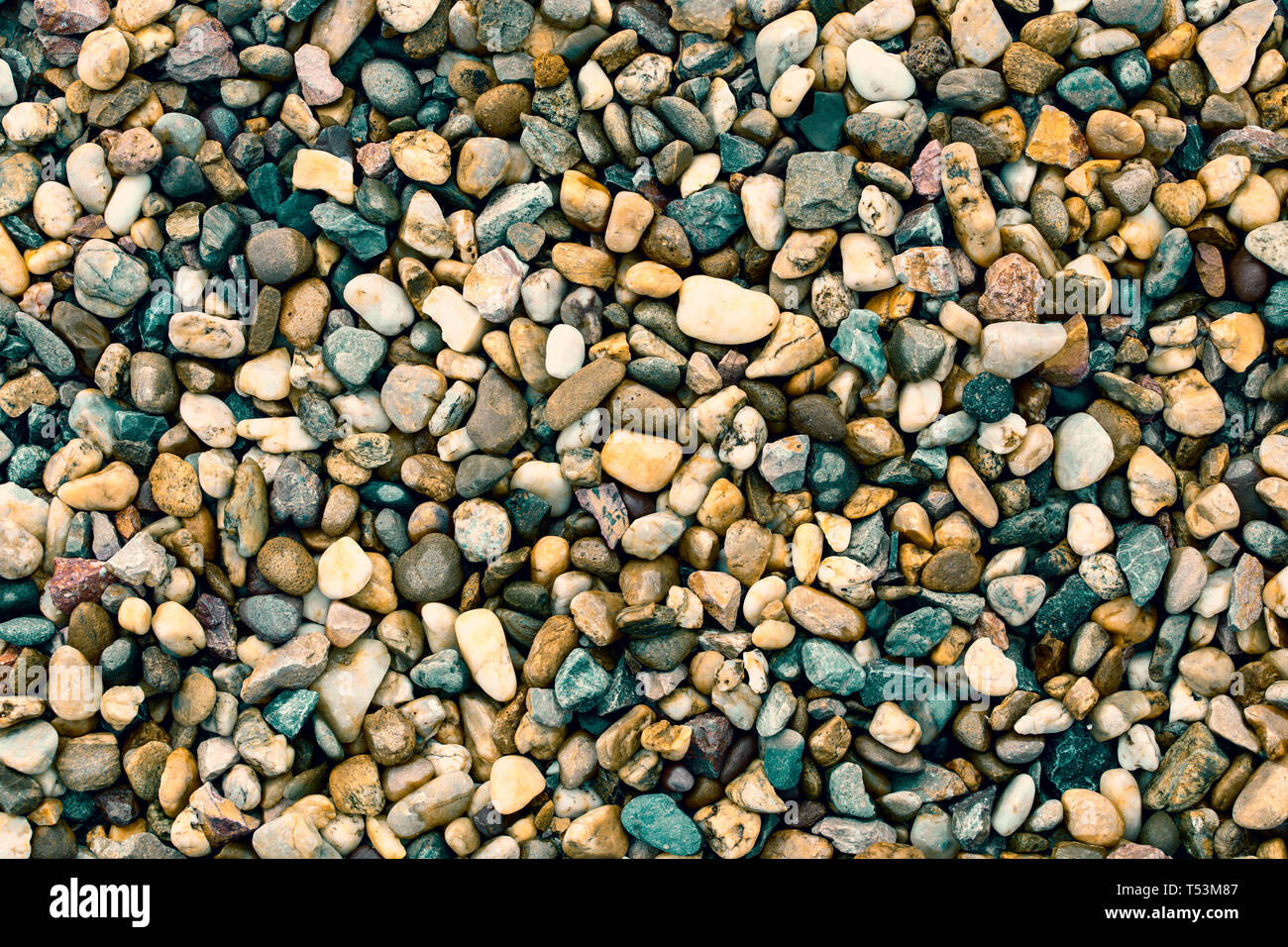 Fond noir en galets, gros plan Vue de dessus des pierres. Pierre rivière lisse arrière-plan. Effet de couleur. Banque D'Images