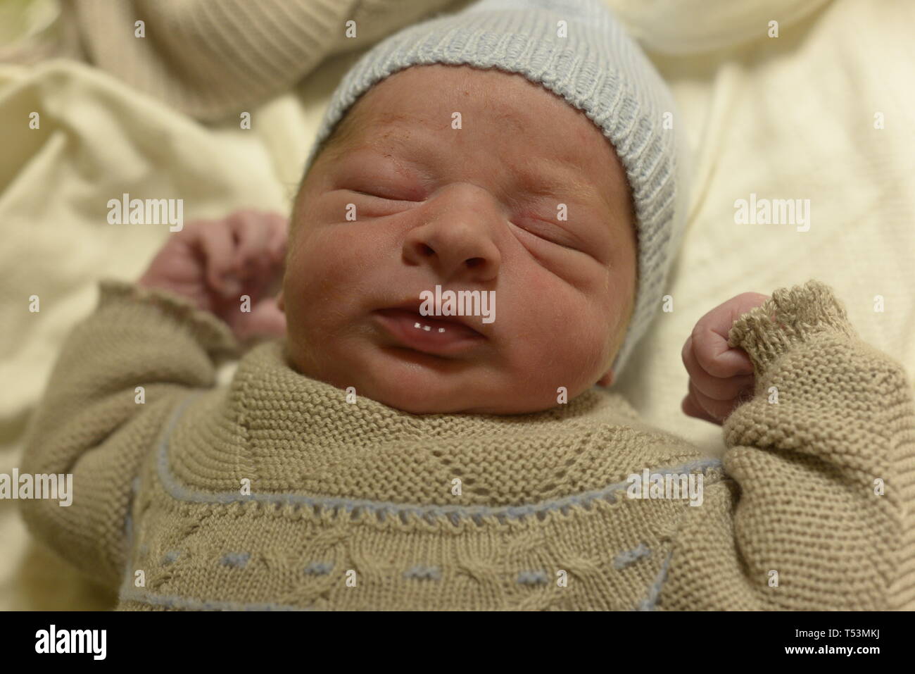 Nouveau Ne 4kg A L Hopital Etant Mesure Photo Stock Alamy