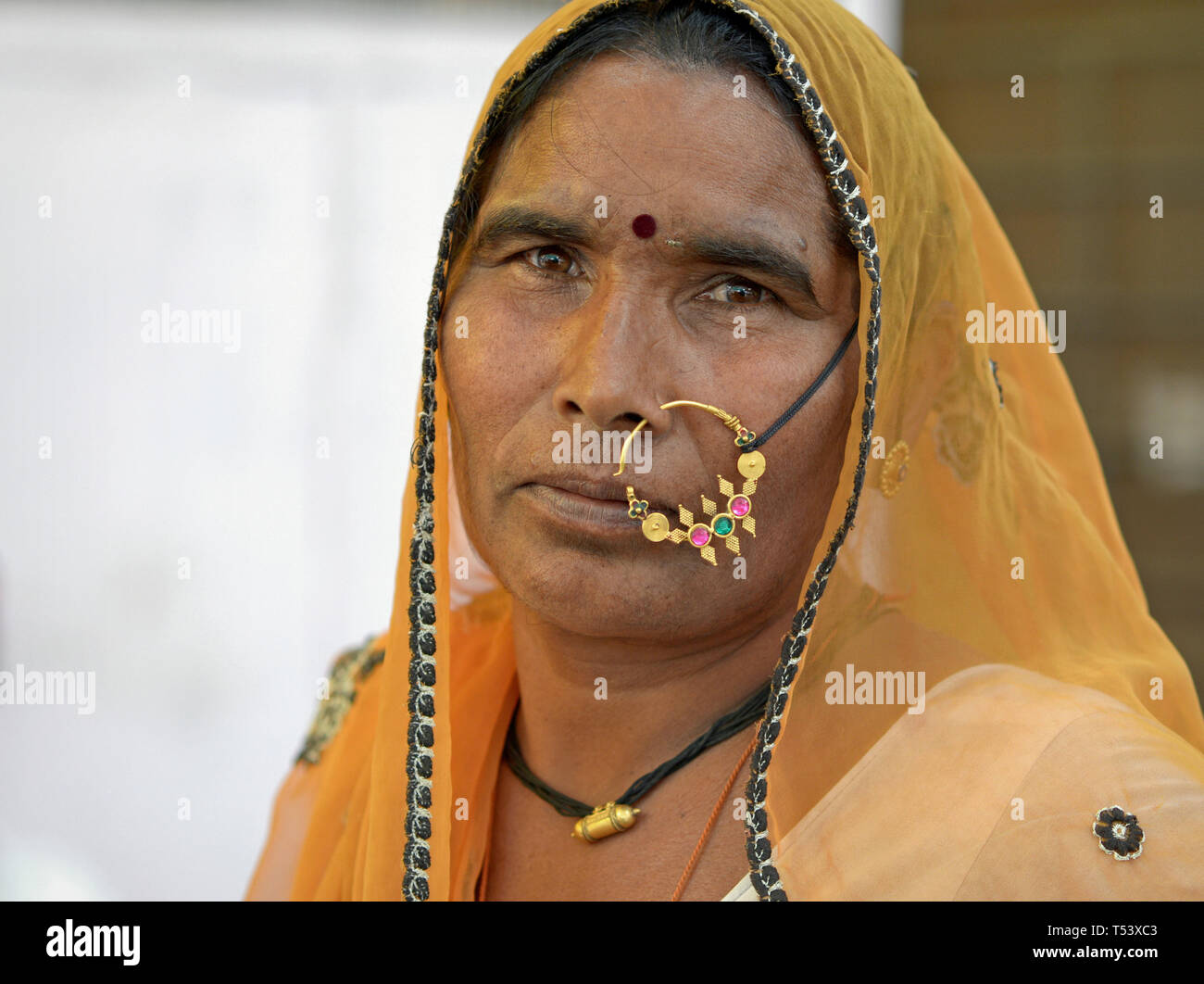 Femme mature Rajasthani traditionnelle indienne avec foulard (dupatta) et un anneau dans le nez d'or, non garantie. Banque D'Images