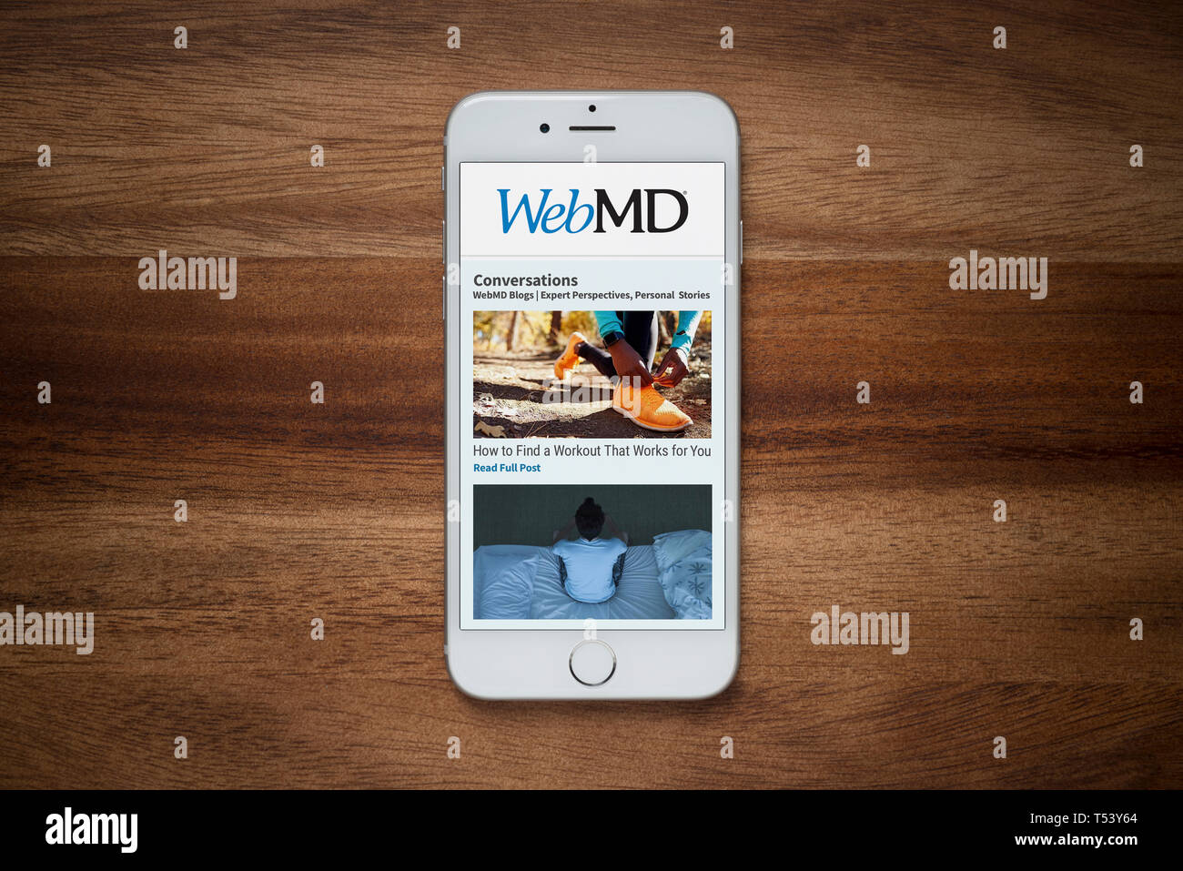 Un iPhone montrant le site WebMD repose sur une table en bois brut (usage éditorial uniquement). Banque D'Images