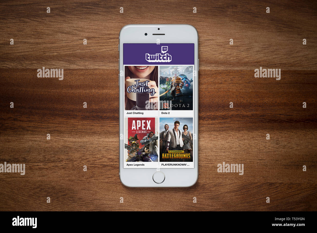 Un iPhone montrant le site Twitch repose sur une table en bois brut (usage éditorial uniquement). Banque D'Images