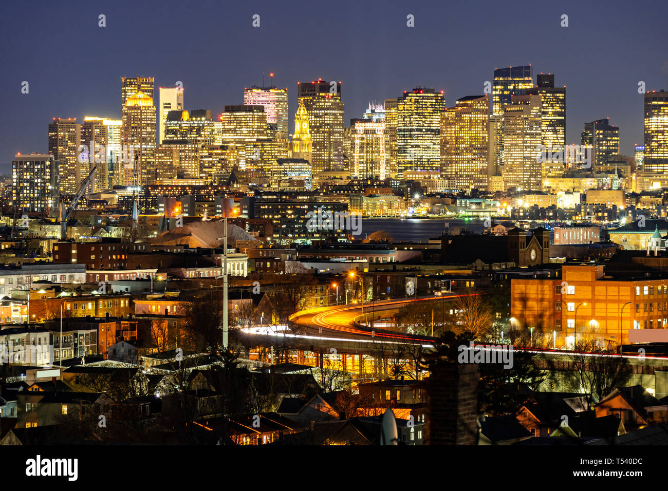 La ville de Boston avec la route trail à Boston MA USA dans la nuit. Banque D'Images