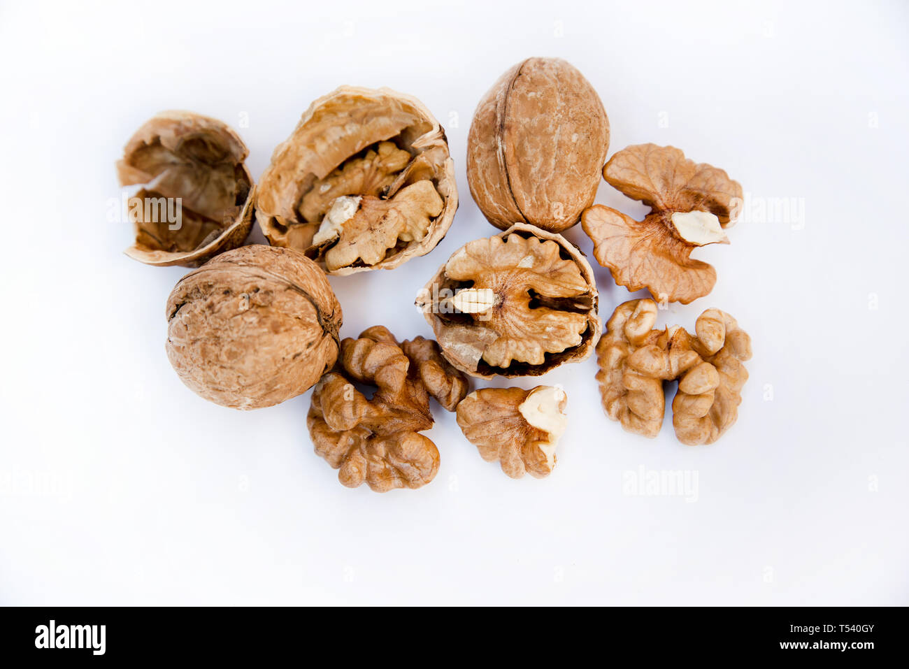 L'alimentation saine et de snack. Les cerneaux de noix sur fond blanc. Fruits de noix. Banque D'Images