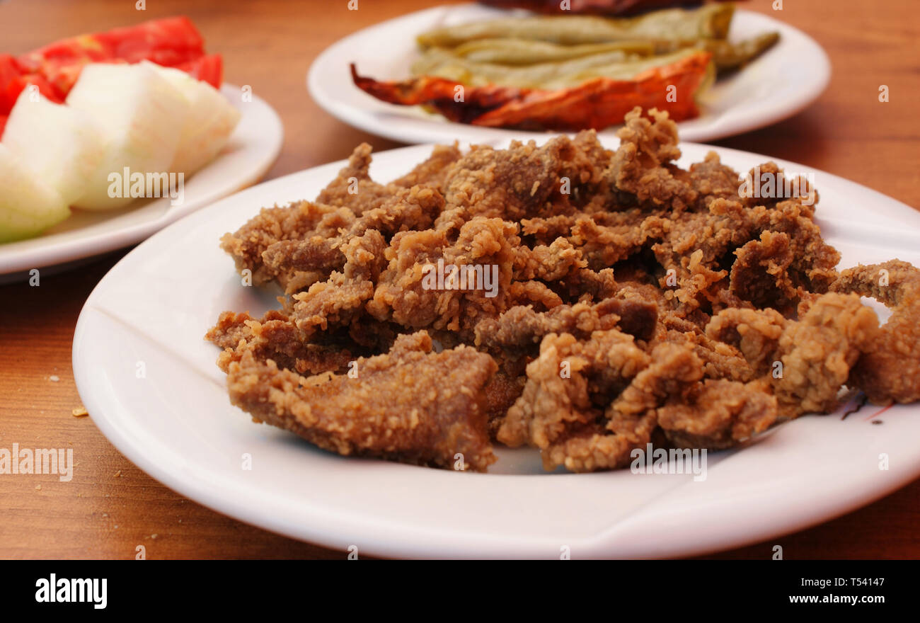 Foie albanaise est un plat composé d'huile de foie de veau ou d'agneau frit assaisonné de piment cubes. Délicieux, Edirne traditionnel plat de viande. Banque D'Images