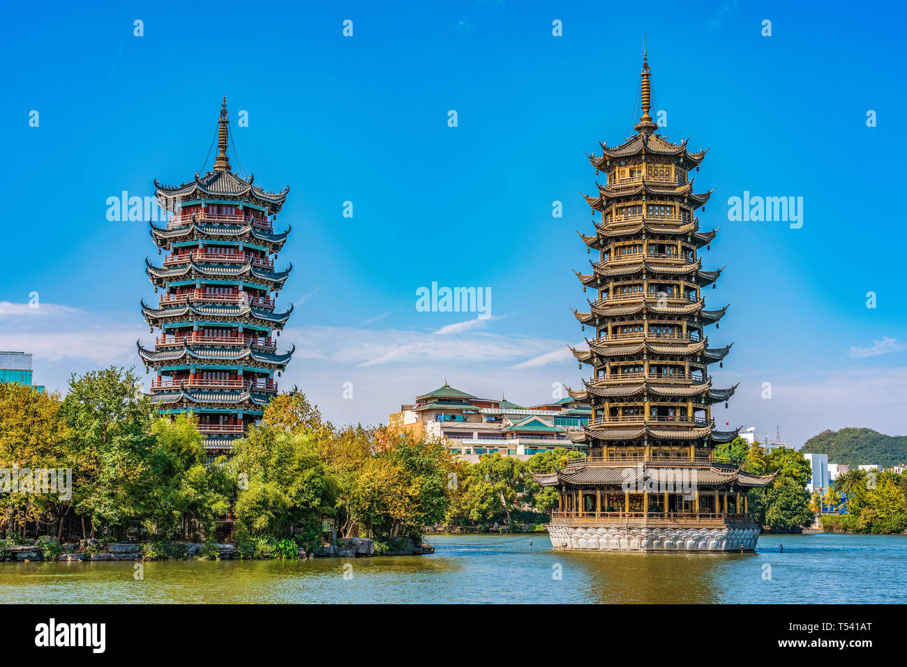 GUILIN, CHINE - Novembre 01 : Vue de la Lune et Soleil traditionnel à pagodes Riyue Shuangta Cultural Park sur Novembre 01, 2018 à Guilin Banque D'Images