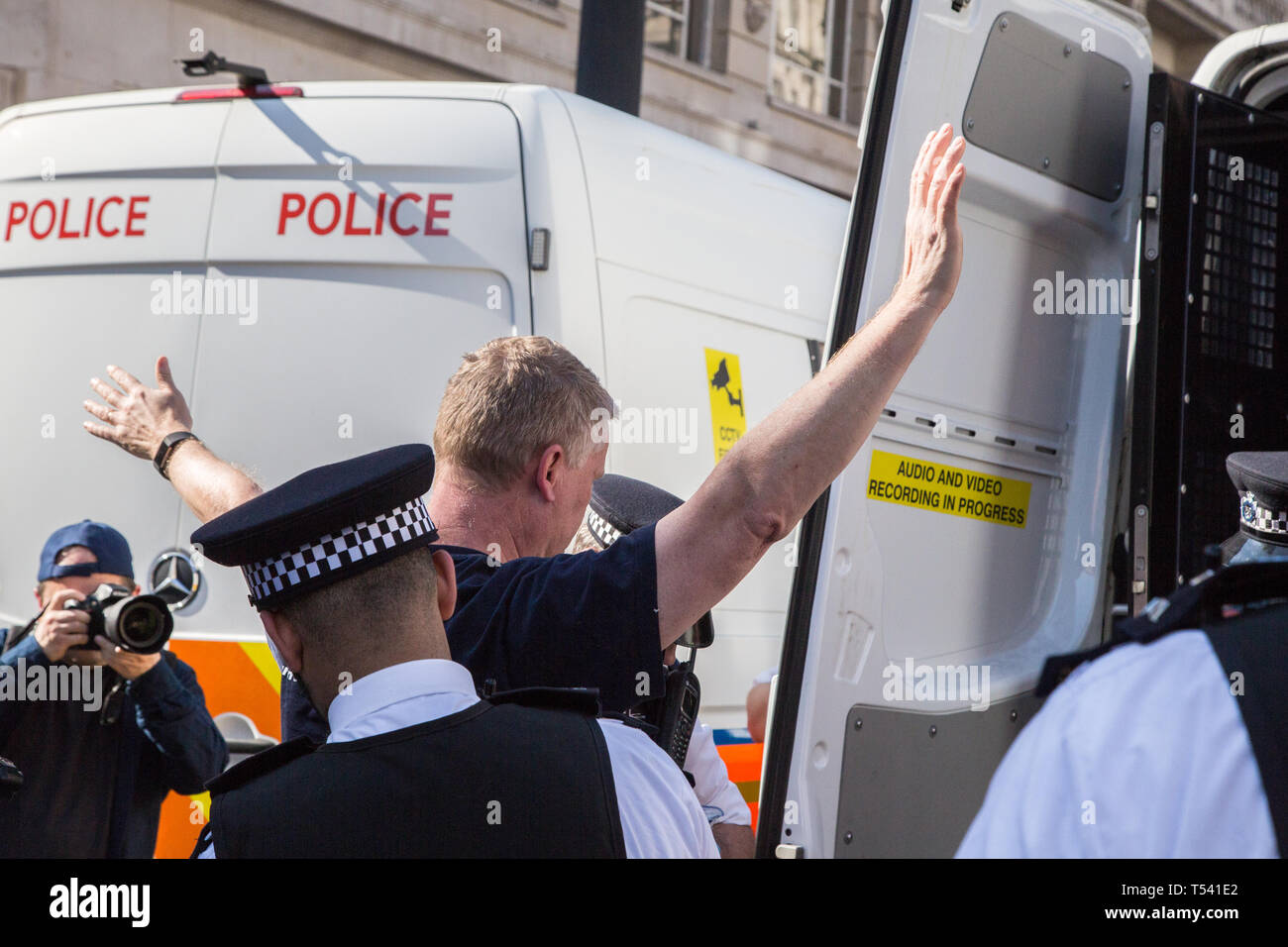London UK 20e Apr 2019 Extinction de la Police d'expulser les manifestants de rébellion sur Oxford Circus sixième jour d'une protestation coordonnée par le groupe. Banque D'Images