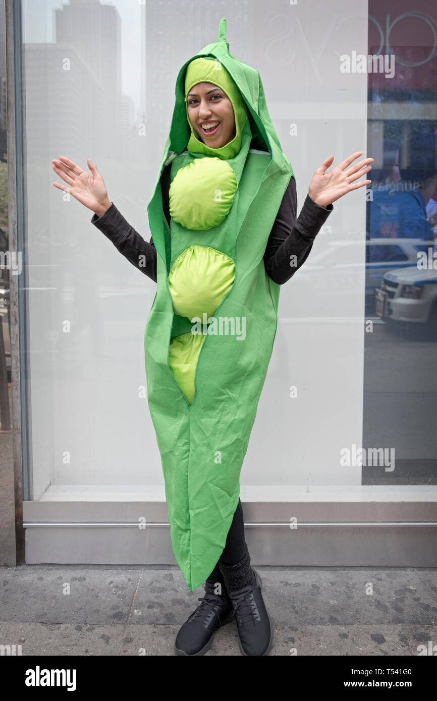 Un beau modèle indien vêtu comme un pea pod pose pour une photo sur 34th st., à Manhattan. Elle a été la promotion de Peapod supermarché les livraisons de vivres. Banque D'Images