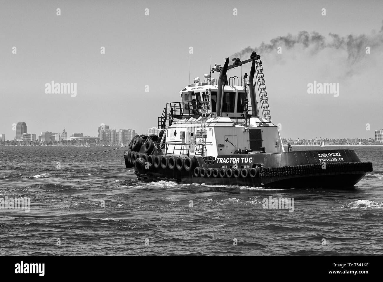 Photo en noir et blanc du tracteur remorqueur (Tugboat), JOHN QUIGG, dans le Port de Long Beach, Californie, USA. Banque D'Images