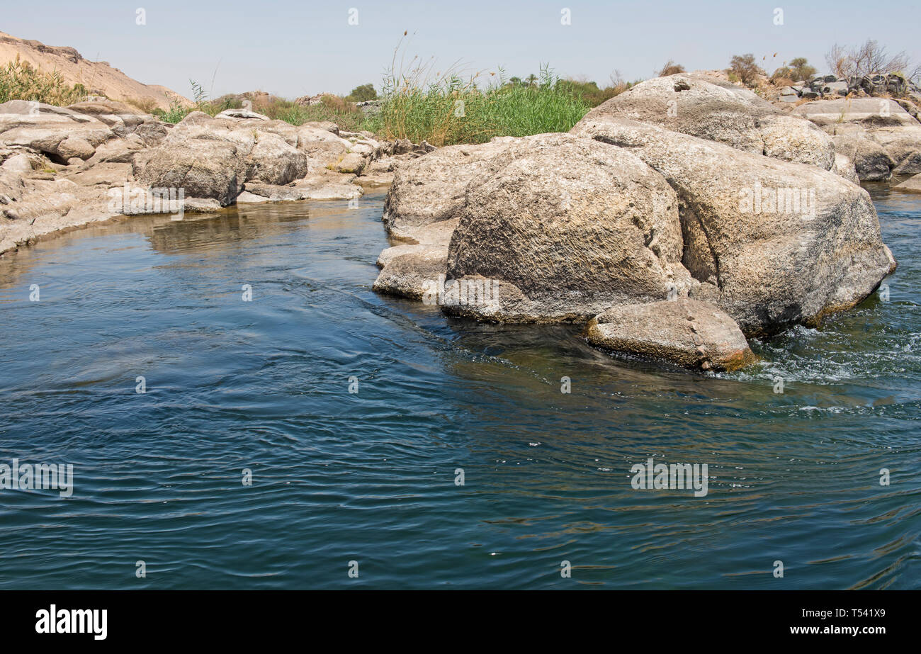 Le fleuve Nil à Assouan en Egypte à travers le paysage d'espace rural avec l'eau qui coule autour de l'île rocky cataracte closeup Banque D'Images